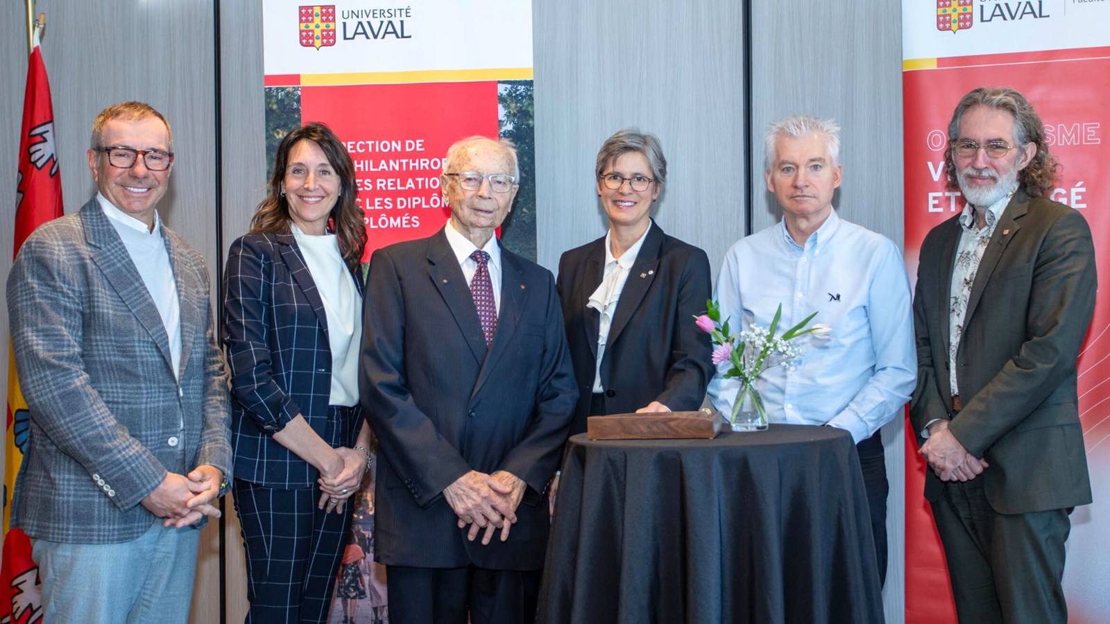 De gauche à droite, Pierre Pomerleau, Caroline Girard, cheffe de la Direction de la philanthropie et des relations avec les diplômées et diplômés, Hervé Pomerleau, Sophie D’Amours, rectrice de l’Université Laval, Dr Marcel Camiré, médecin spécialiste en oto-rhino-laryngologie et chirurgie cervico-faciale, ainsi que professeur de clinique agrégé à la Faculté de médecine, et Julien Poitras, doyen de la Faculté de médecine de l’Université Laval.