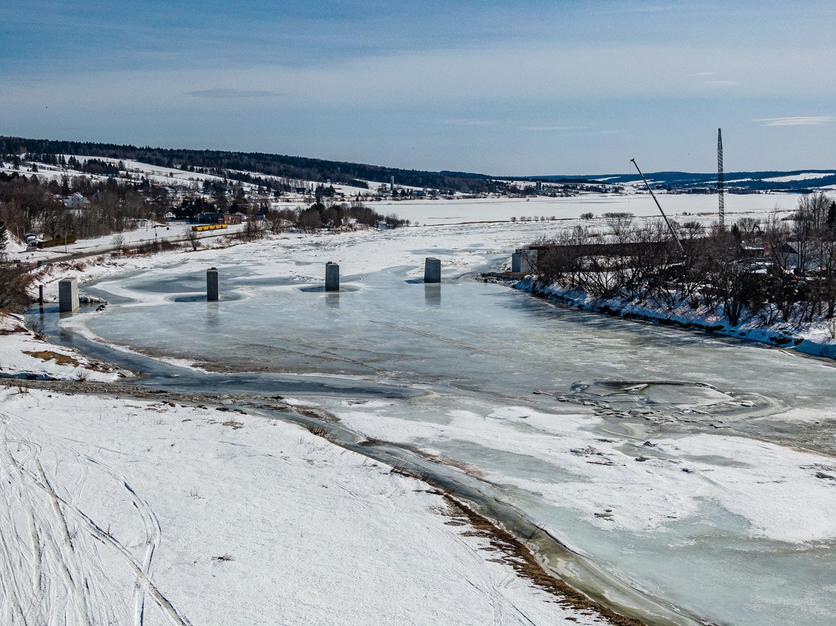 Les piliers du nouveau pont ferroviaire de Vallée-Jonction sont en place