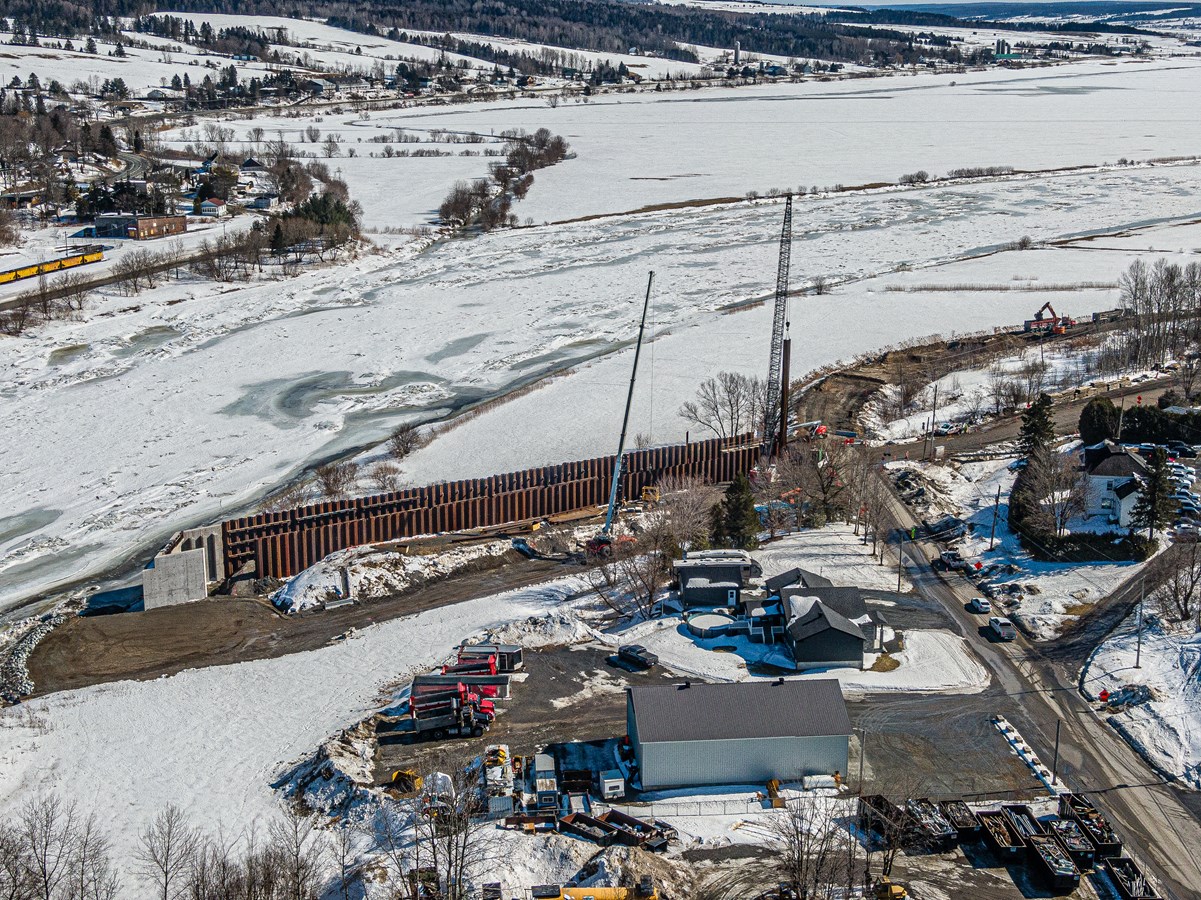Les piliers du nouveau pont ferroviaire de Vallée-Jonction sont en place