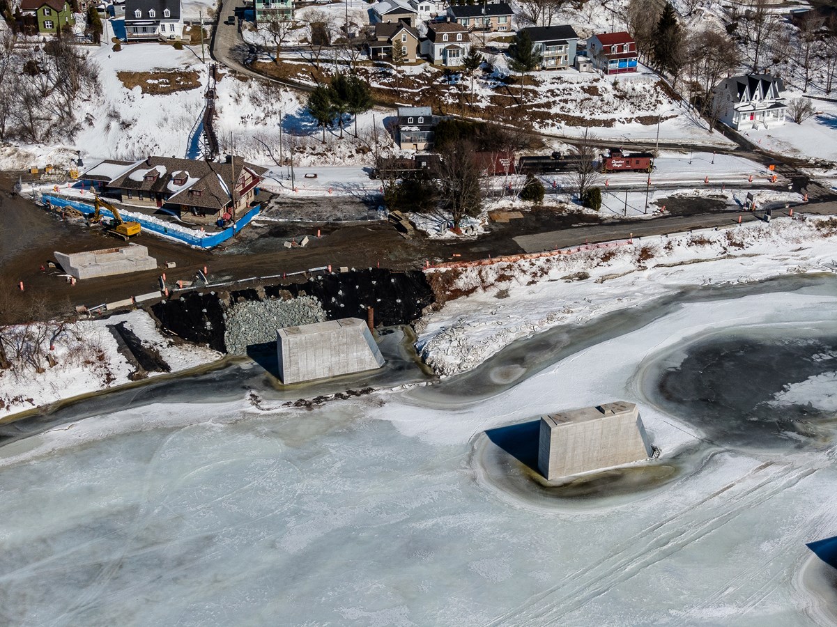 Les piliers du nouveau pont ferroviaire de Vallée-Jonction sont en place
