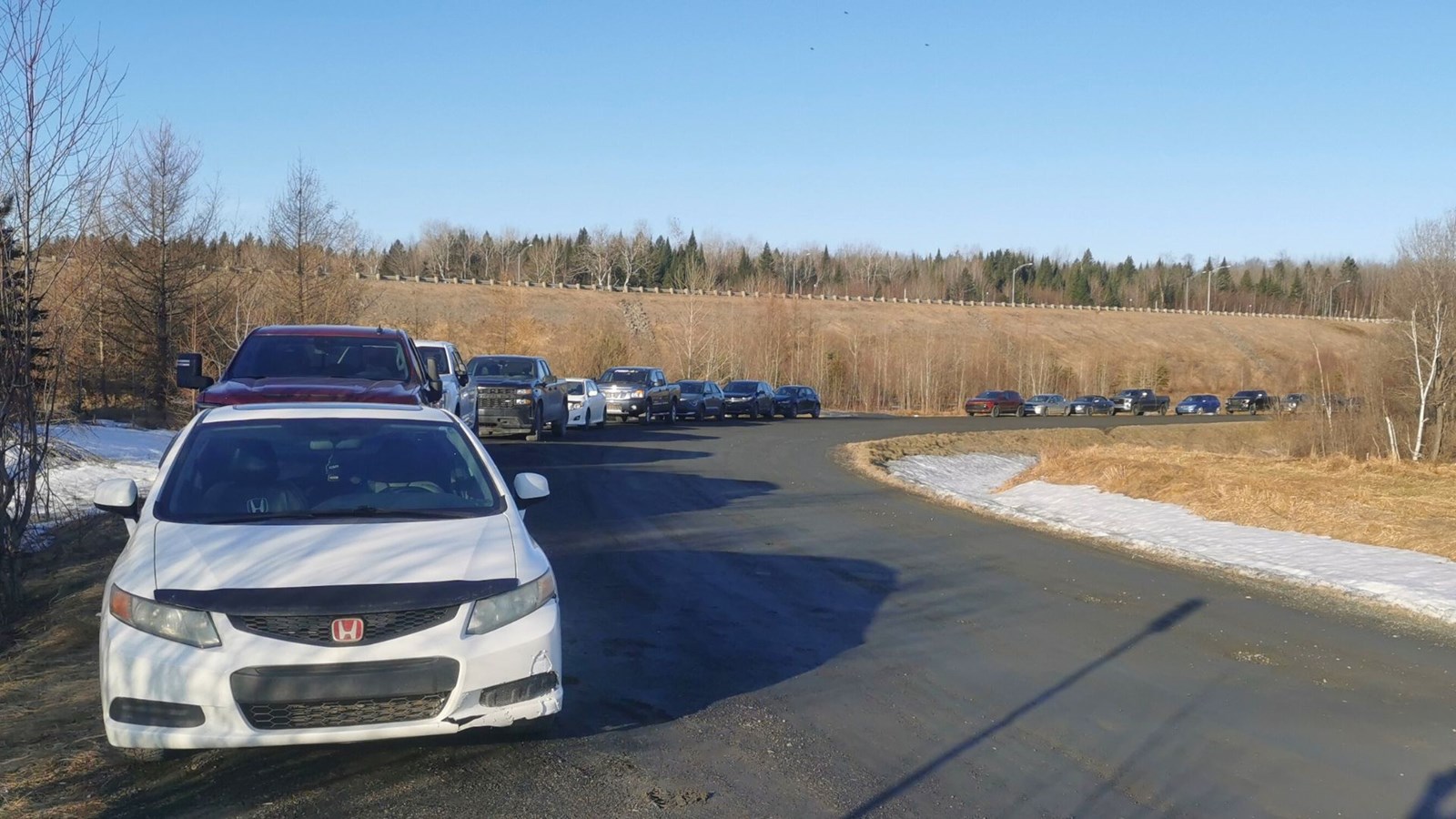 À Beauceville, cette voie cul-de-sac, qui longe l'A-73, en intersection avec le rang de la Plée, est utilisée comme site de stationnement pour les travailleurs qui font du covoiturage vers Québec.