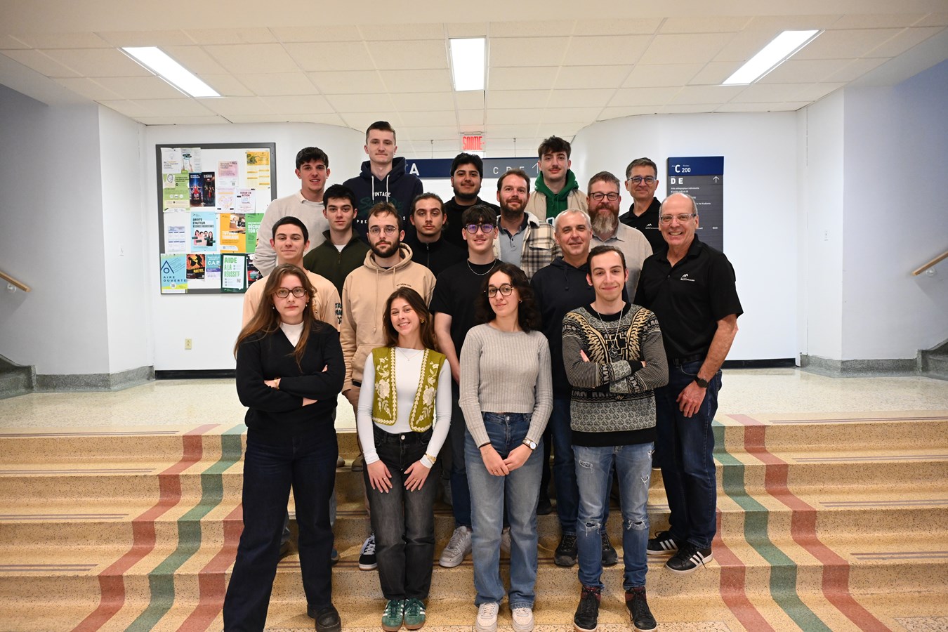 Le groupe d’étudiant·e·s et les enseignants de l’IUT en compagnie de Danny Paradis et Sylvain Carrier, les initiateurs du projet