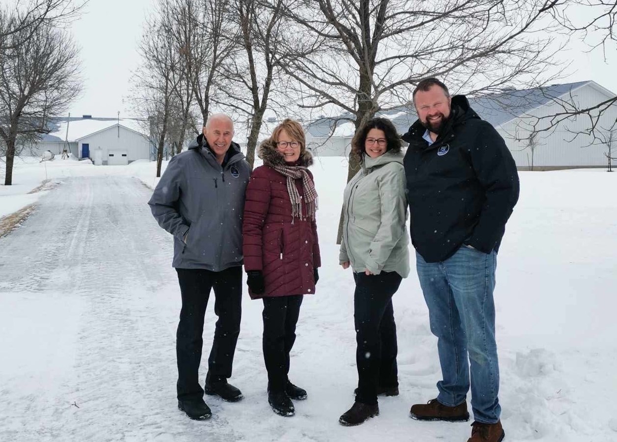De gauche à droite : Pierre Nadeau, Denise Fournier, Valérie Turcot-Béchard et Pierre-Luc Nadeau
