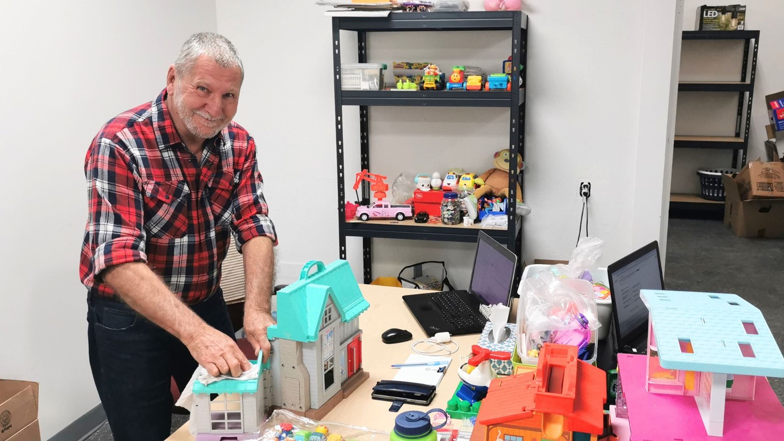 Mario Létourneau est un des bénévoles qui aident à nettoyer, réparer et préparer les jouets qui ont été donnés.