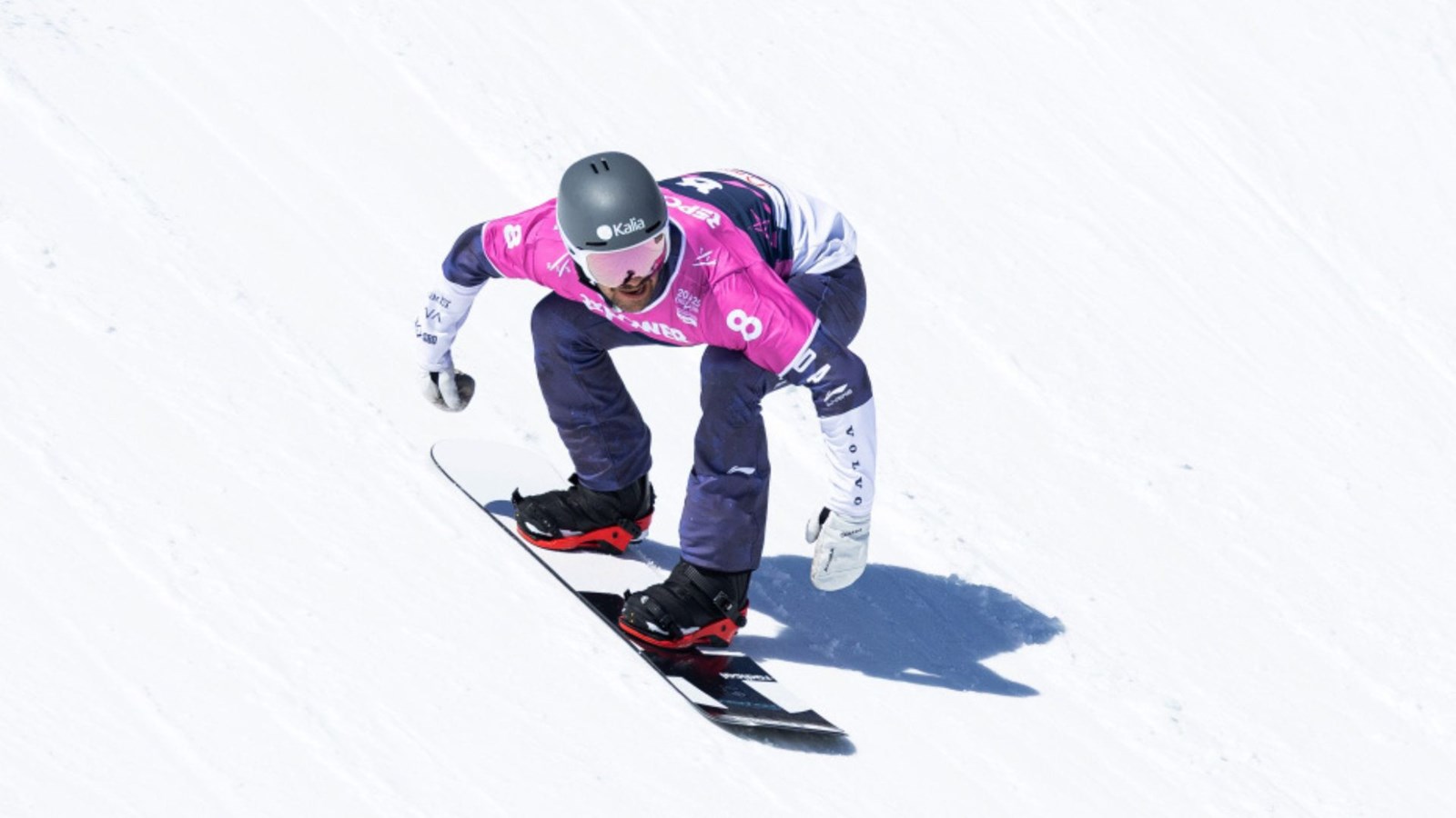 Éliot Grondin en course, durant les Championnats du monde de snowboard 2025, qui ont lieu à Engadin, en Suisse.