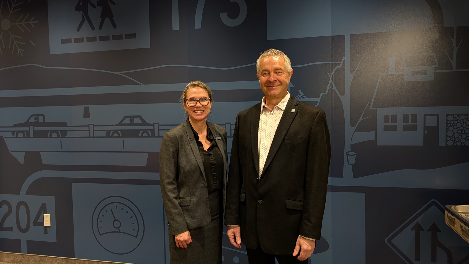 Nancy Lepage, directrice des services régionalisés de la Capitale Nationale-Chaudière-Appalaches ainsi qu'Etienne Gilbert, chef du centre de services de Saint-Georges et de Saint-Joseph-de-Beauce