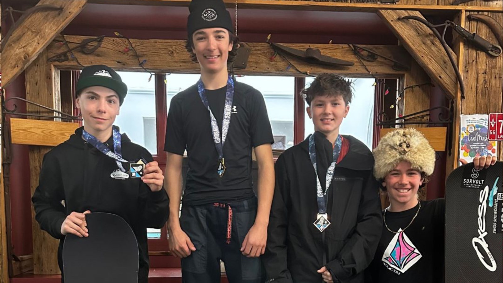 Olivier Pedneault, 15 ans, domine la saison de snowboard-cross dans sa catégorie