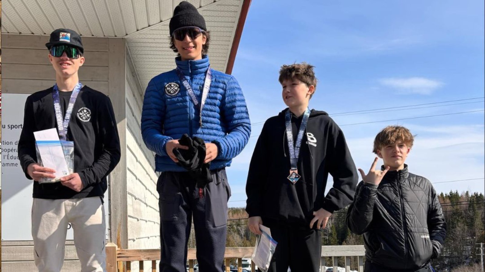 Olivier Pedneault, 15 ans, domine la saison de snowboard-cross dans sa catégorie
