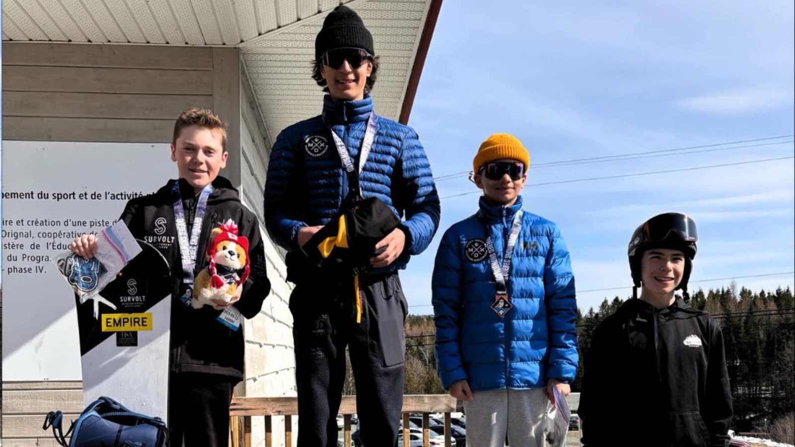Olivier Pedneault, 15 ans, domine la saison de snowboard-cross dans sa catégorie