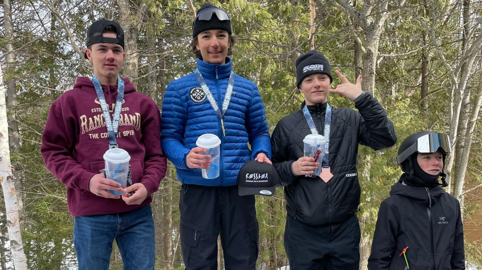 Olivier Pedneault, 15 ans, domine la saison de snowboard-cross dans sa catégorie