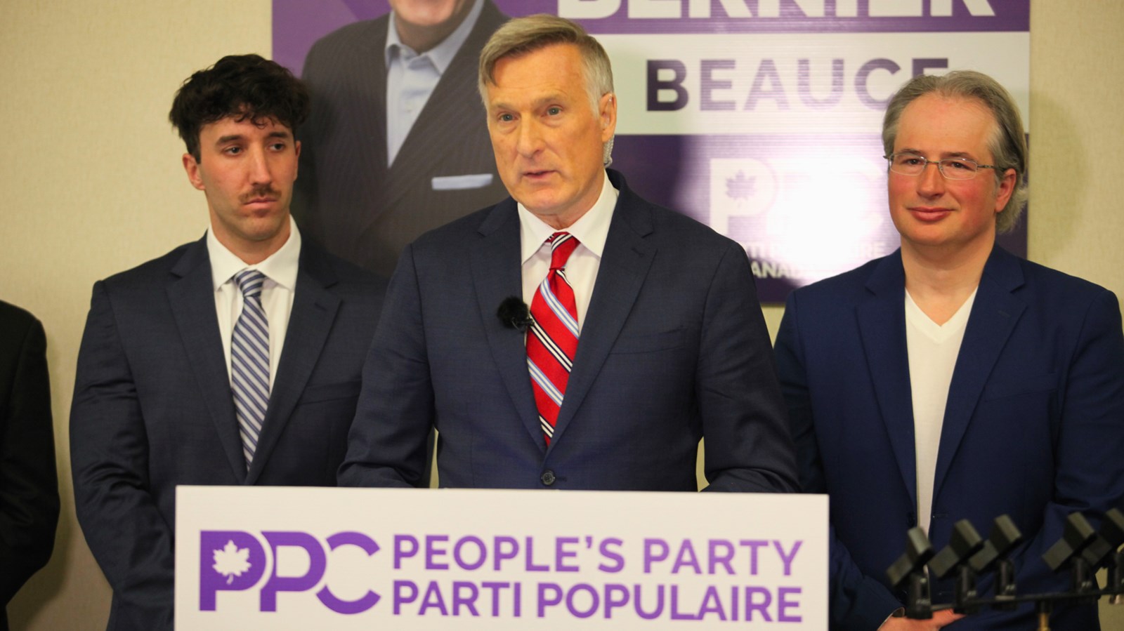 Maxime Bernier entouré de quelques candidats
