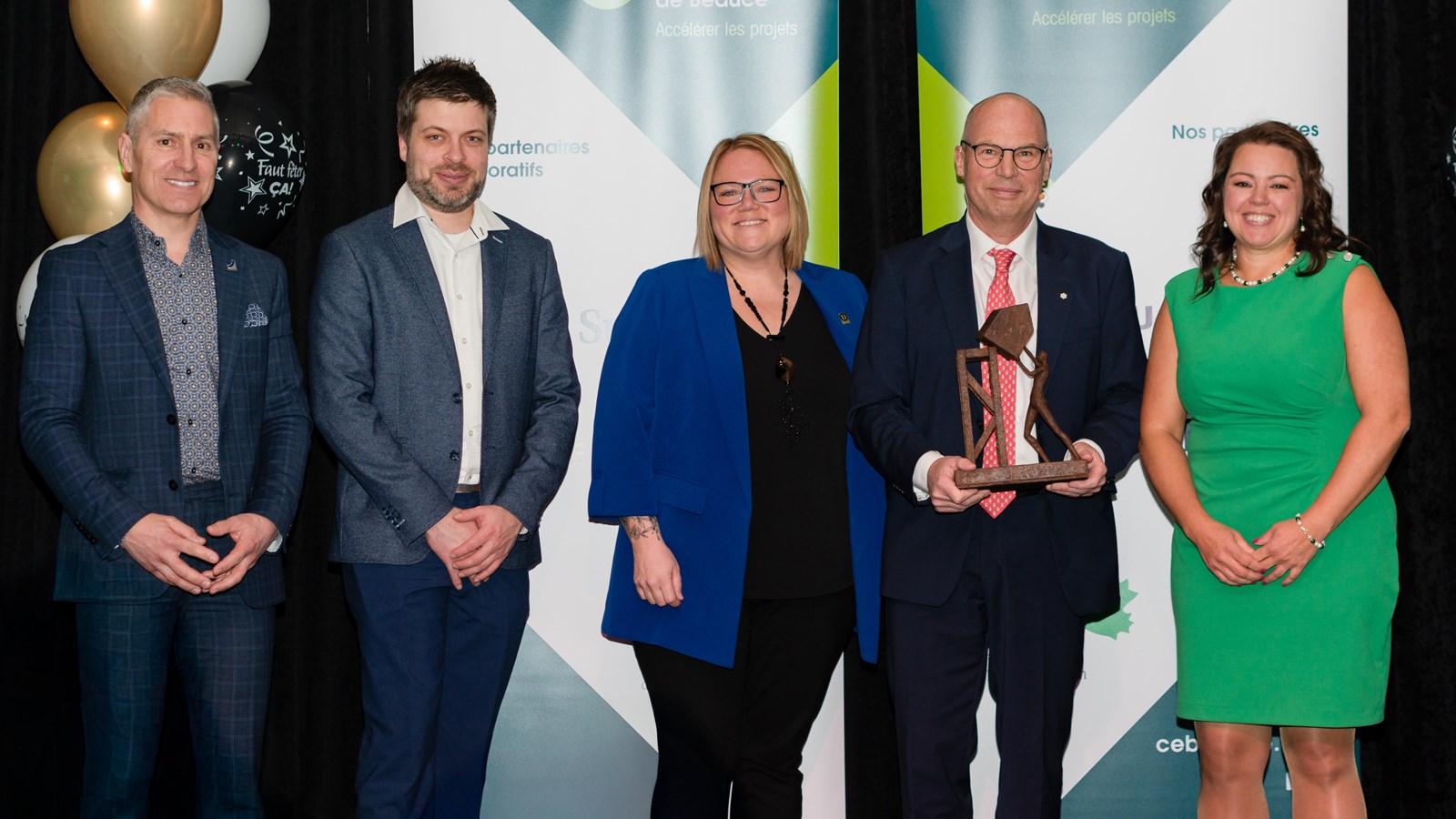 De gauche à droite : Maxime Dionne, directeur régional - Chaudière-Appalaches, Investissement Québec, François Michaud, délégué commercial clients d’affaires et solutions énergétiques, Hydro-Québec, Peggy Duquet, présidente-directrice générale de Métal Duquet et Atelier du chef, présidente du CEB, Marc Dutil, président et chef de la direction de Groupe Canam, conférencier de la soirée et Hélène Latulippe, directrice générale du CEB