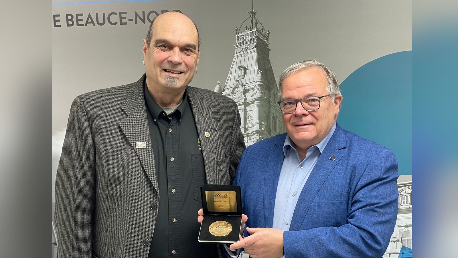 À droite, le député de Beauce-Nord, Luc Provençal, a remis la médaille au Mariverain Bob Bélanger.