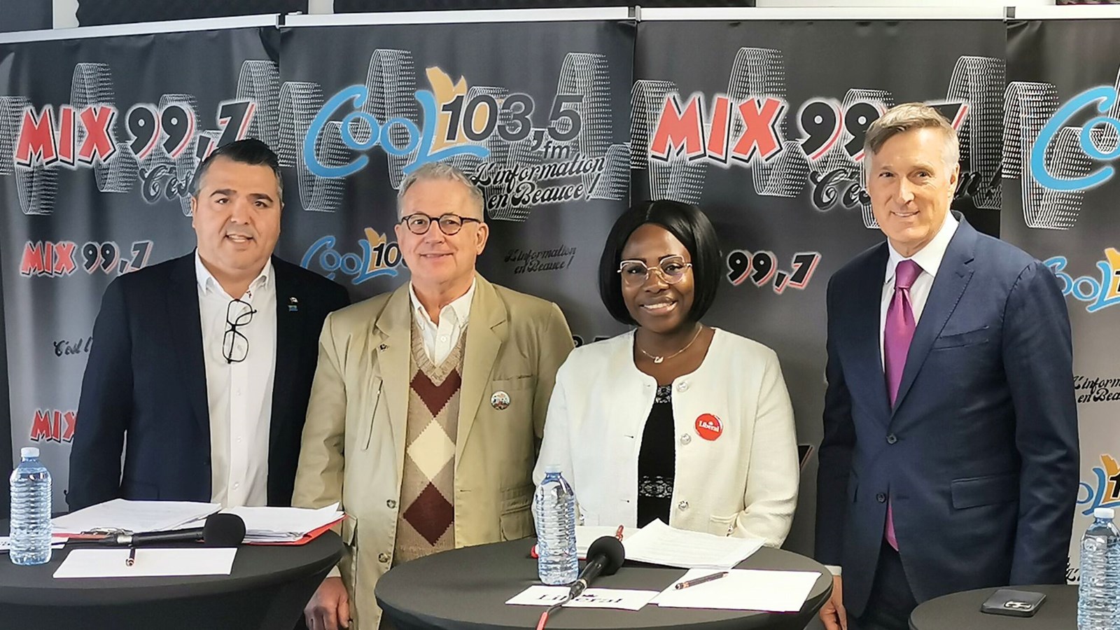 Jason Groleau (PCC), Gaétan Mathieu (BQ), Maryelle-Henriette Doumbia (PLC), et Maxime Bernier (PPC), tout juste avant de débattre dans les studios de la station Cool-FM.