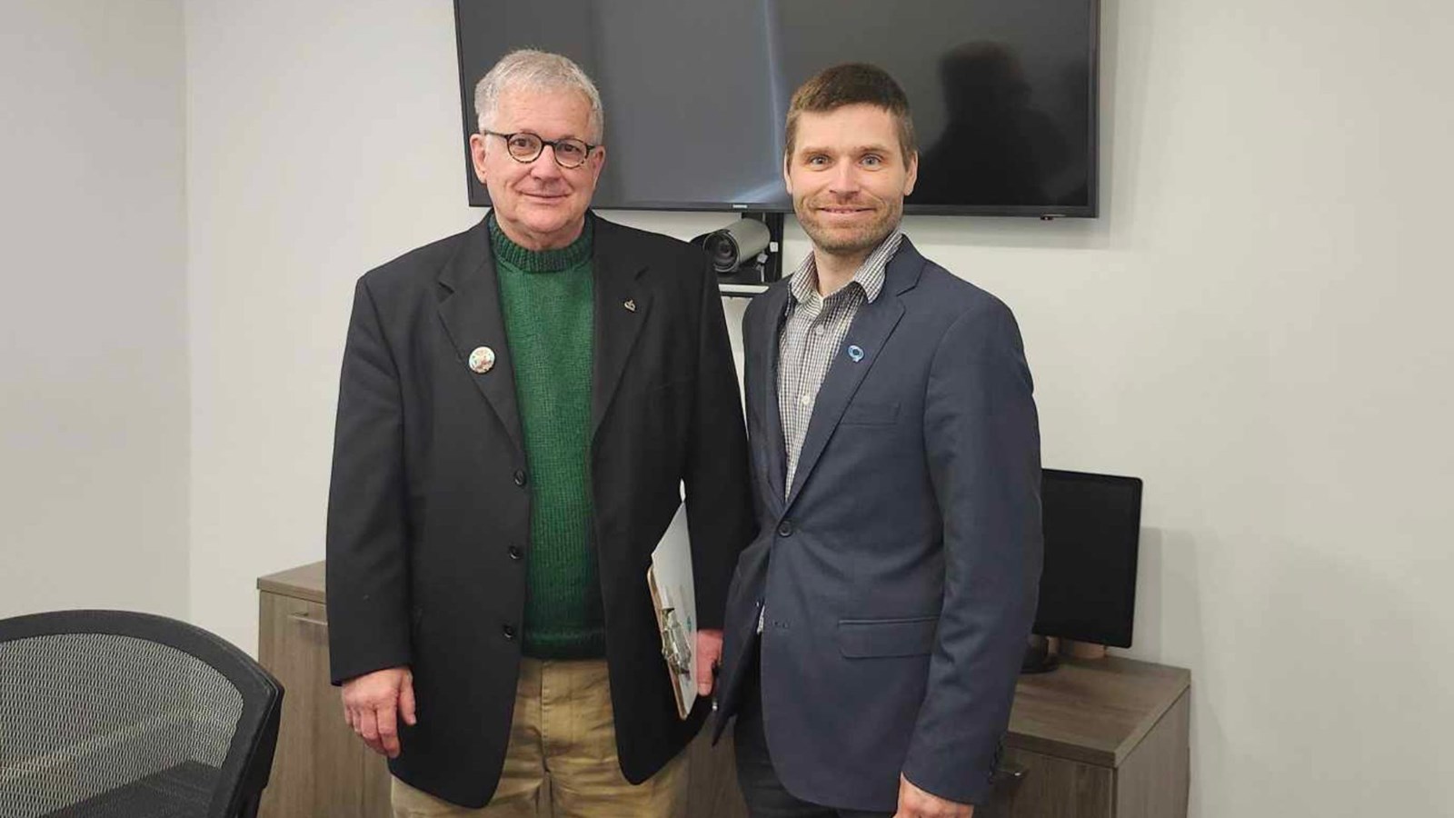 Le candidat, Gaétan Mathieu, a discuté des enjeux de la production porcine, lors d'une rencontre avec le président des Éleveurs de porcs de la Beauce, René Roy.