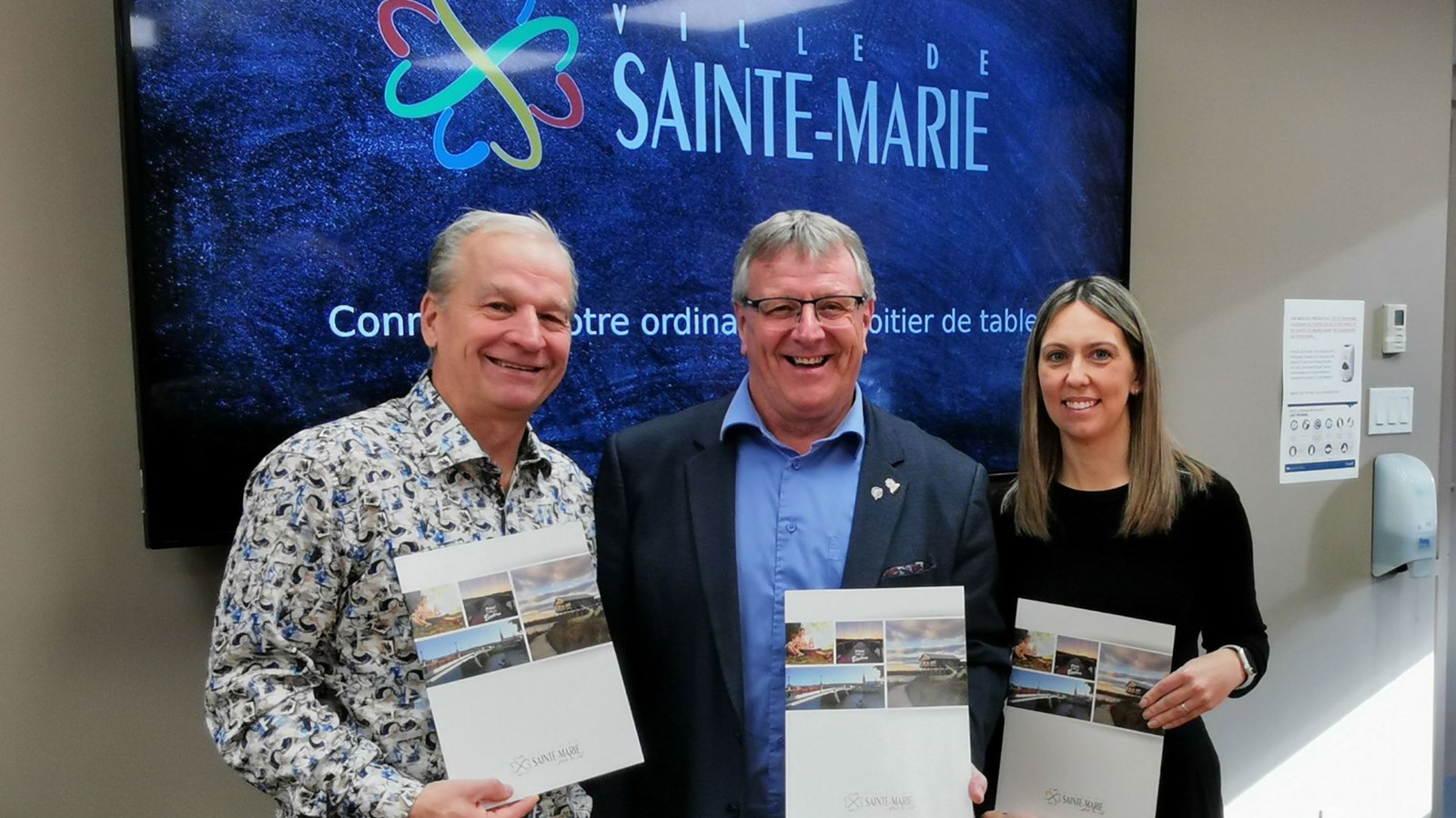 Le maire Gaétan Vachon, lors de la présentation du budget 2025 en décembre dernier, qui s'avère être son dernier, après 12 années à la tête de la municipalité. On le voit en compagnie du directeur général, Jacques Boutin, et de la directrice du Service des finances et de l’administration, Véronik Berthiaume.