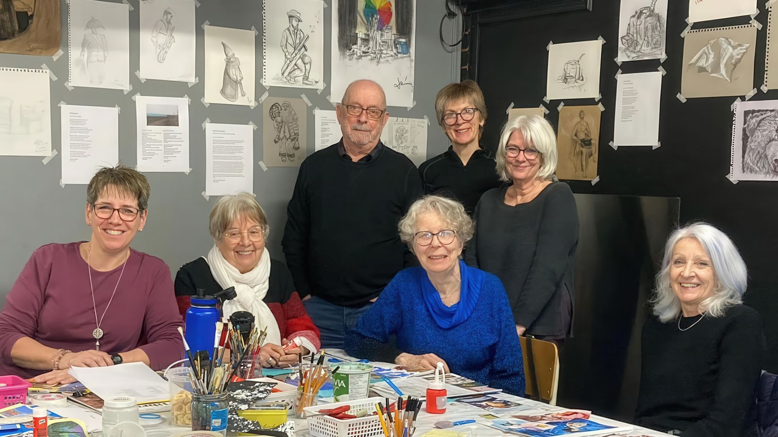 Le groupe d'auteurs: assises, Anne Roy, Micheline Roy, Patsy Gagnon, Julie Morin; debout, Denis Poudret, Johanne Talbot et Johanne Maheux. Absents de la photo: Marie-Christine Boulanger, Rock Lessard, Caty Bourdages, Stéphane Poudret, Danielle Robinson.