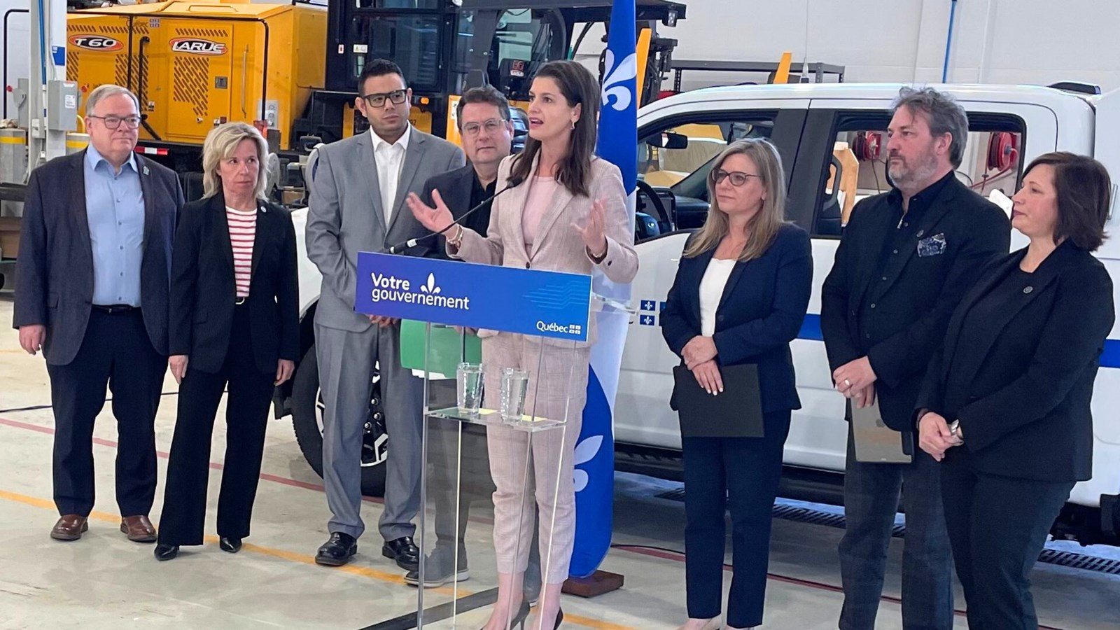 La ministre des Transports et de la Mobilité durable, Geneviève Guilbault, en compagnie de la députation de la région de la Chaudière-Appalaches, lors de son annonce de lundi.