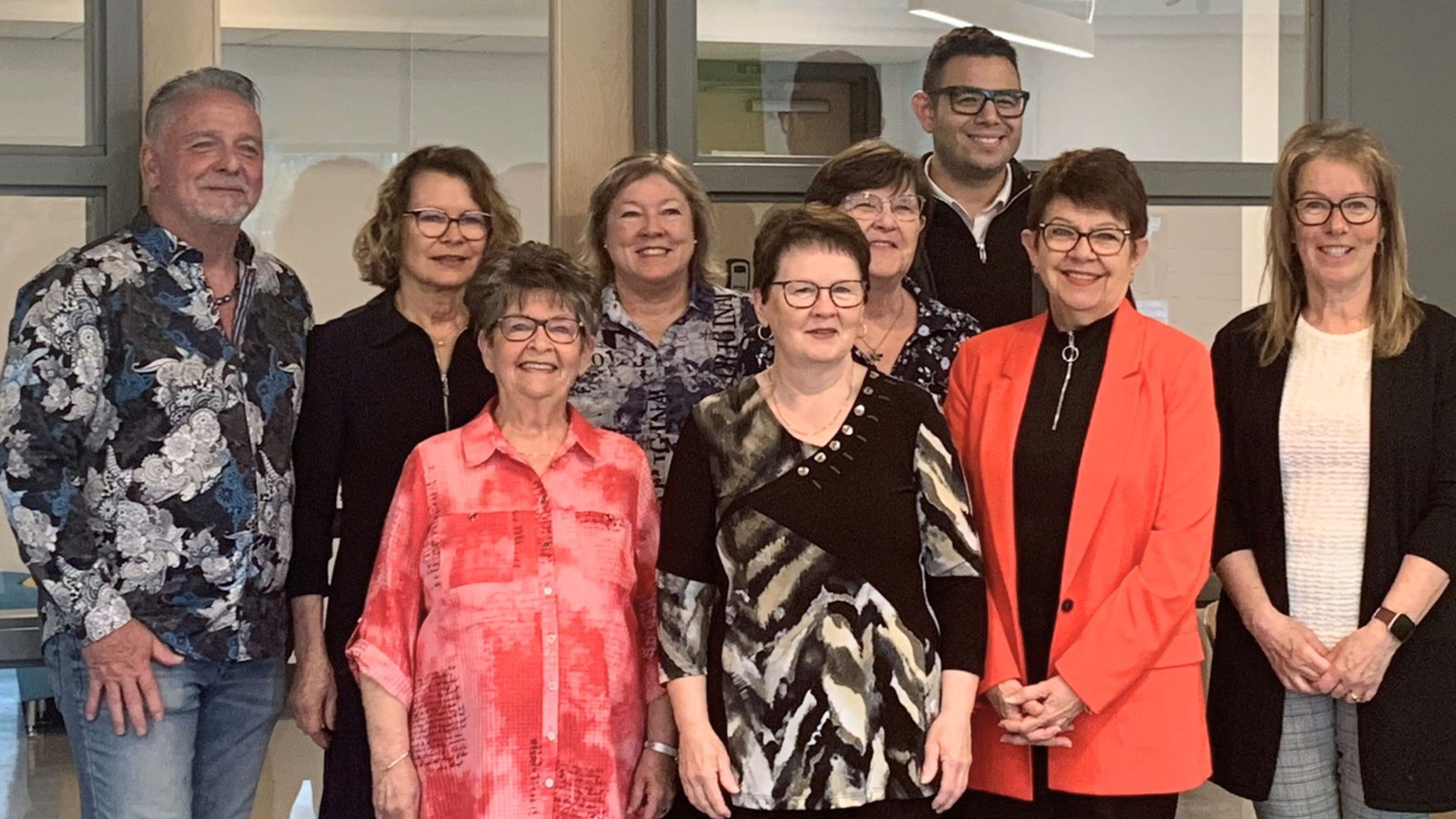 Les sept bénévoles ayant obtenu des certificats de reconnaissance pour leurs 30 ans de service pour la bibliothèque. Devant, Denise Bégin, Jeanne d’Arc Poulin, Sylvie Rosa, Danielle Poulin; derrière,  le maire Alain Veilleux, Lyette Roy, Elise Landry, Lyne Bourque et le député de Beauce-Sud, Samuel Poulin.