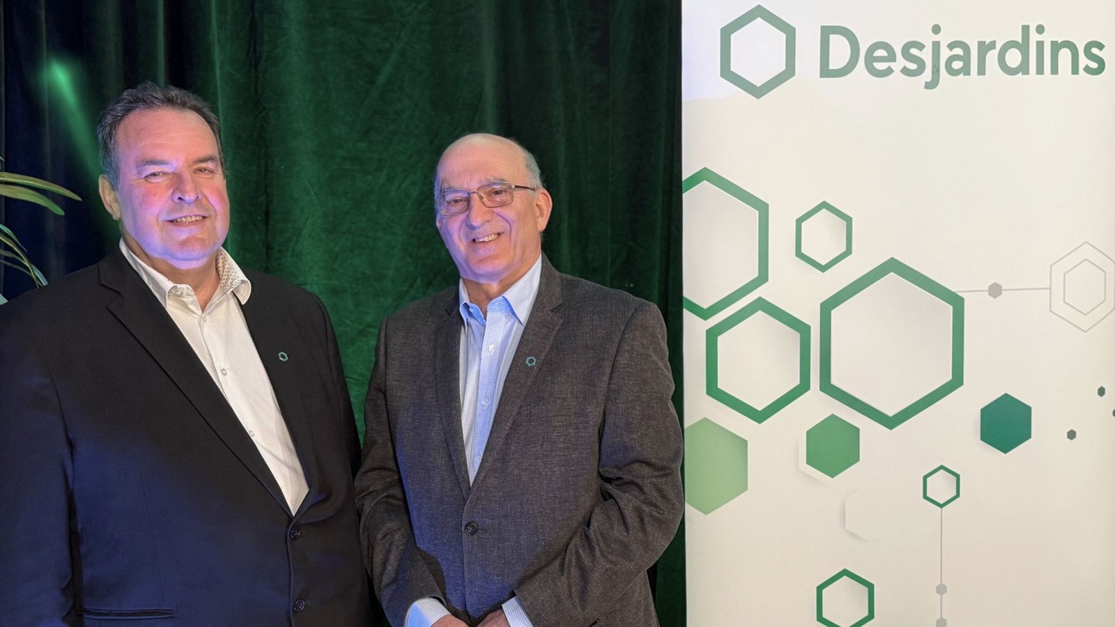 Daniel Allen, directeur général par intérim, et André St-Pierre, président du conseil d'administration de la Caisse Desjardins des Sommets de la Beauce.