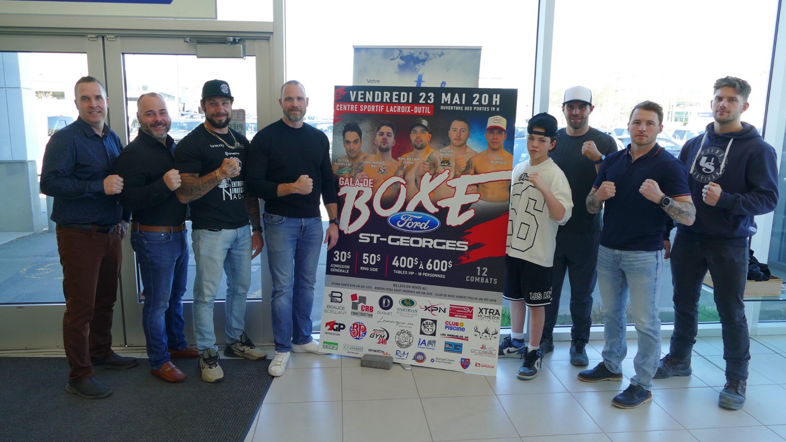 Les membres de l'organisation (à gauche) et quelques combattants du gala de boxe (à droite)