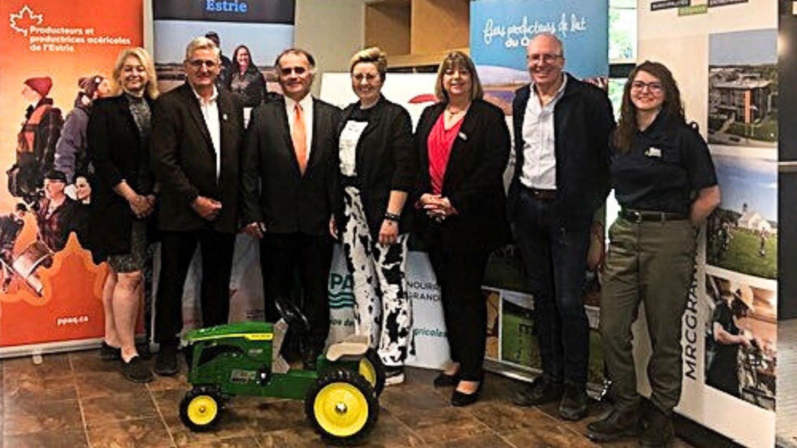 De gauche à droite, Isabelle Fortier (présidente UPA-Granit), Claude Roy (maire de Marston, président du PDZA), Serge Lapointe (président UPA-Frontenac), Marie-Ange Richard (chargée de projet), Monique Phérivong Lenoir (préfète du Granit), Michel Brien (président UPA-Estrie) et Alexe Côté (MRC du Granit).