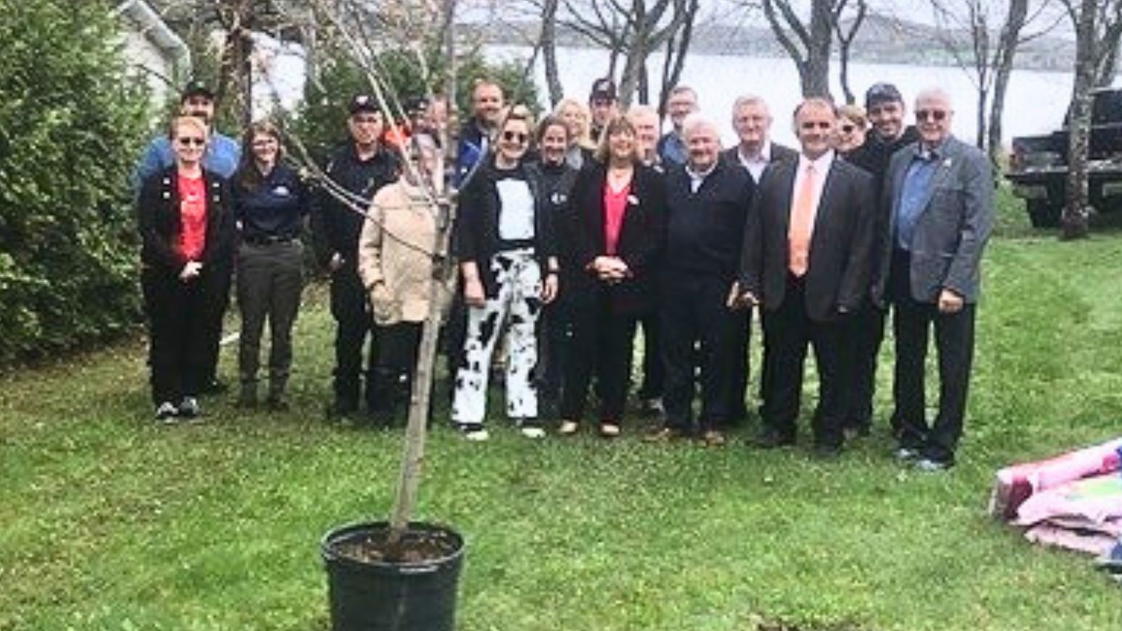 Lors de la conférence de presse, les organisateurs ont planté un érable à sucre au Parc du Grand lac Saint-François, afin de réduire l’empreinte carbone de l’événement.