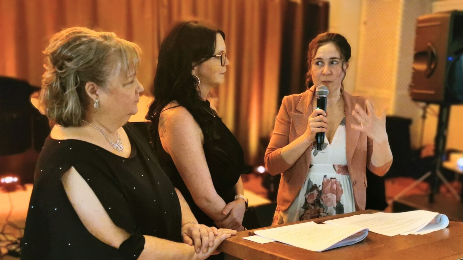 À droite, Claudia est venue livrer aux convives un touchant témoignage du rôle joué par ces comités d'aide, lorsqu'elle était toute jeune, et que sa famille a été confrontée à la souffrance de l'assiette vide.