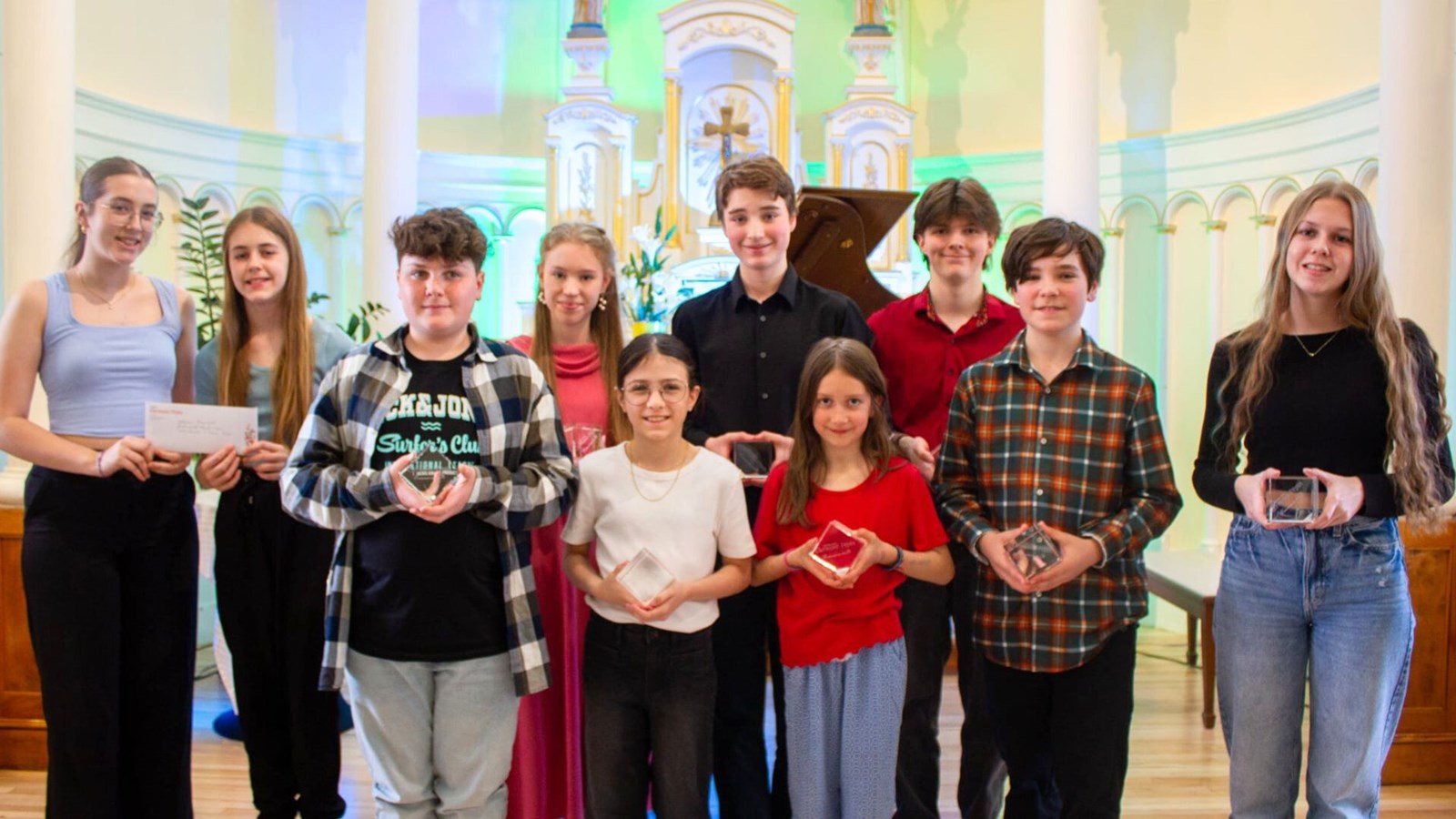 Les champions dans les catégories Chant 5e année à secondaire IV, Piano Prémusical à 2e degré, Groupe – Instruments variés, Chant privé 2 ans d’expérience et +, Violon 1 à 4 ans d’expérience, Instruments variés et chant classique 8 ans d’expérience et +, Piano 7e et 9e degré et Brio.