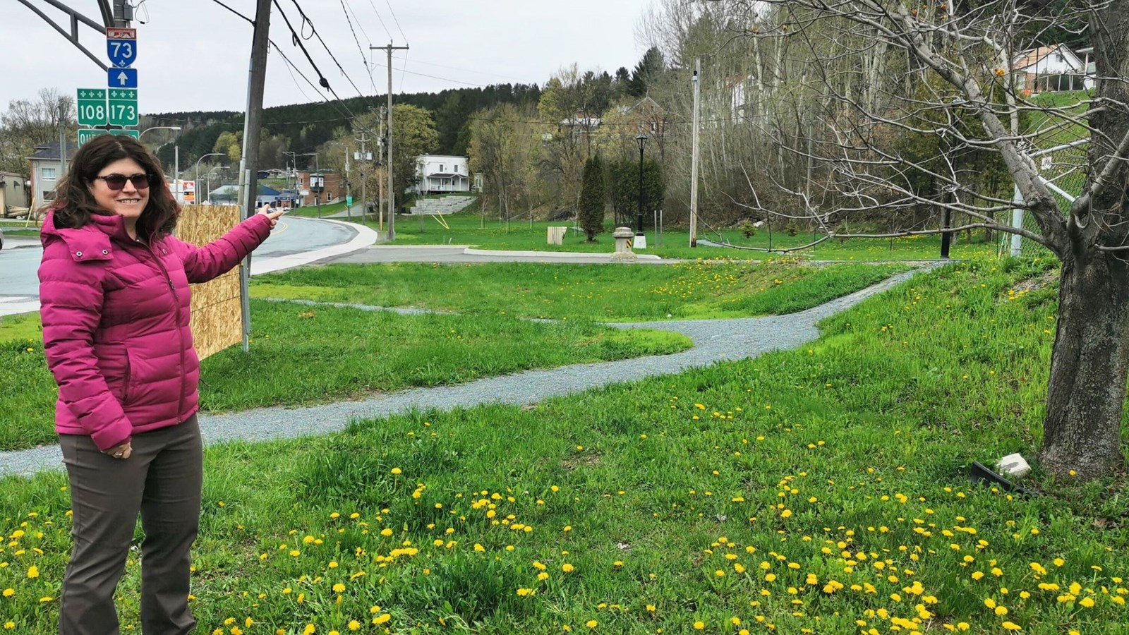 La directrice par intérim du Service de l’urbanisme et de l’environnement de la Ville de Beauceville, Dominique Lamarre, montre quelques uns des terrains qui accueilleront les arbres plantés dans le cadre de l'opération de Reboisement social.