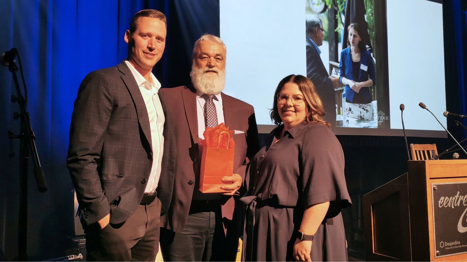 Le président de la CCINB, Jeff Cantin, et la directrice générale de l'organisme, Marie-Christine Lavoie, ont remis un petit cadeau d'appréciation au président d'honneur de la soirée, Yvan Labbé.