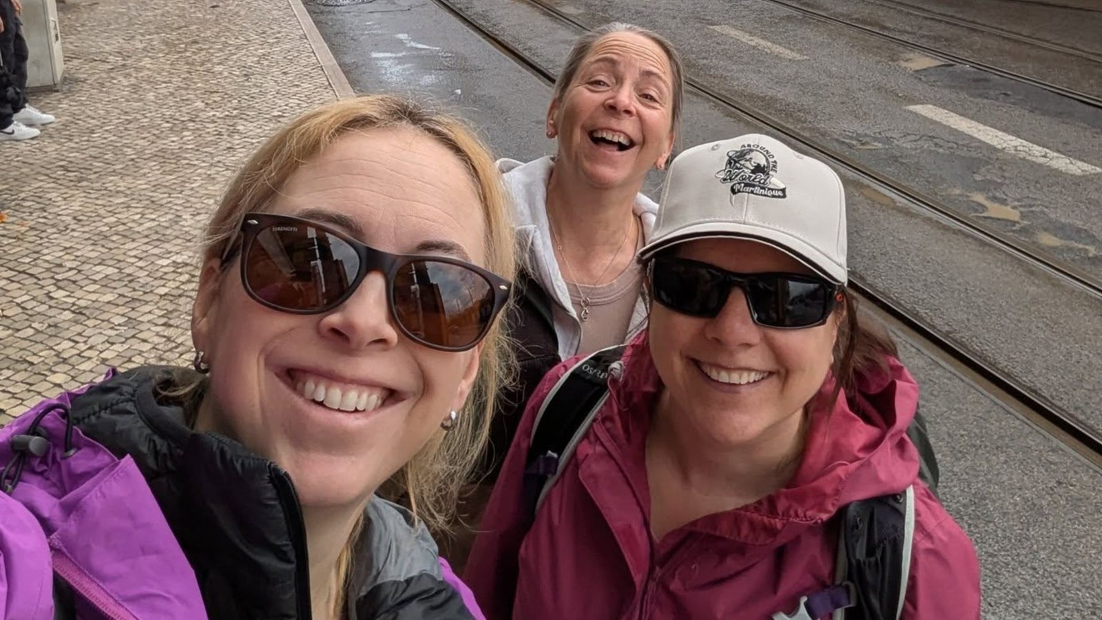 Marie-France Roy, Guylaine Bilodeau et Josée Veilleux lors de leur escale à Lisbonne, au Portugal