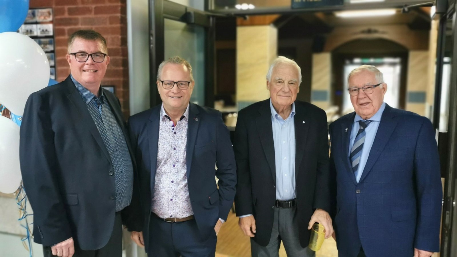 Au centre, les co-présidents de la campagne de financement, Michel Bernard et Marcel Dutil, en compagnie du président de la Fondation de l'EJM de Beauceville, Michel Vallée, et du président de la Corporation du Petit séminaire de Saint-Georges, l'abbé Laval Bolduc.
