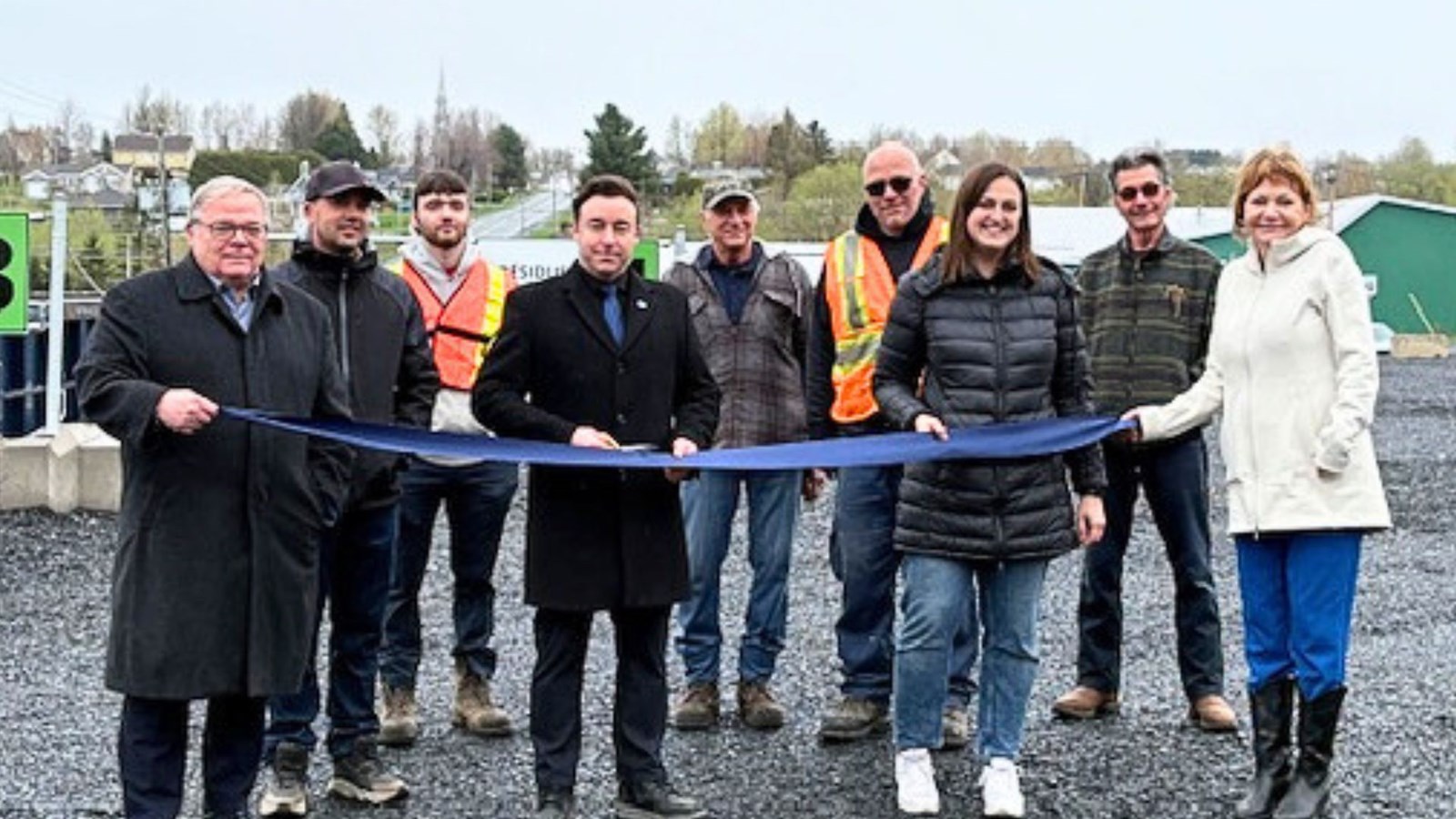 À Saint-Victor, le maire, Jonathan Bolduc, qui est aussi le préfet de la MRC Beauce-Centre, a présidé à l'ouverture du site de récupération.