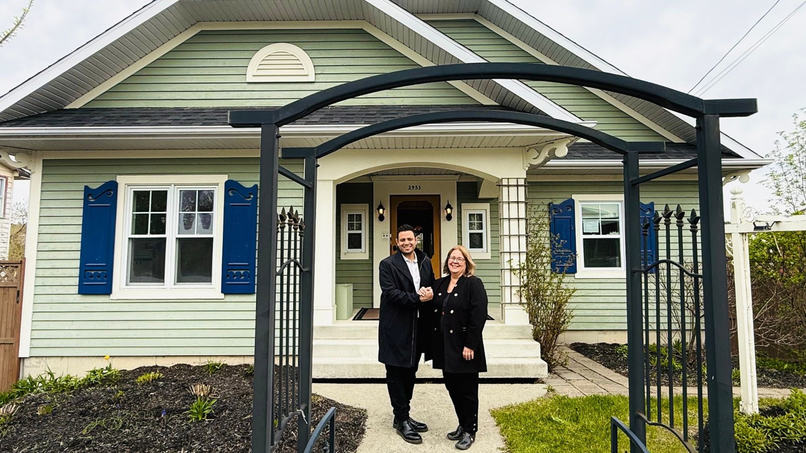 Le député de Beauce-Sud, Samuel Poulin, et la directrice générale de la COOP Aide Chez Soi en Beauce, Nathalie Frenette, devant la nouvelle maison de répit qui sera en opération dès cet automne.