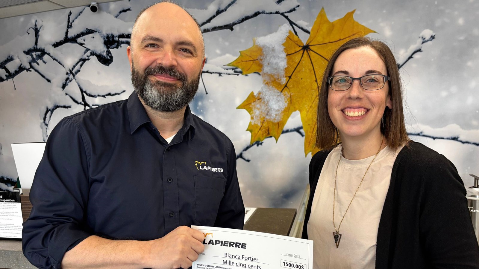 C'est le directeur des ventes et du marketing chez Les Équipements Lapierre, David Loubier, qui a remis la bourse d’études de 1 500 $ à Bianca Fortier de Saint-Romain.