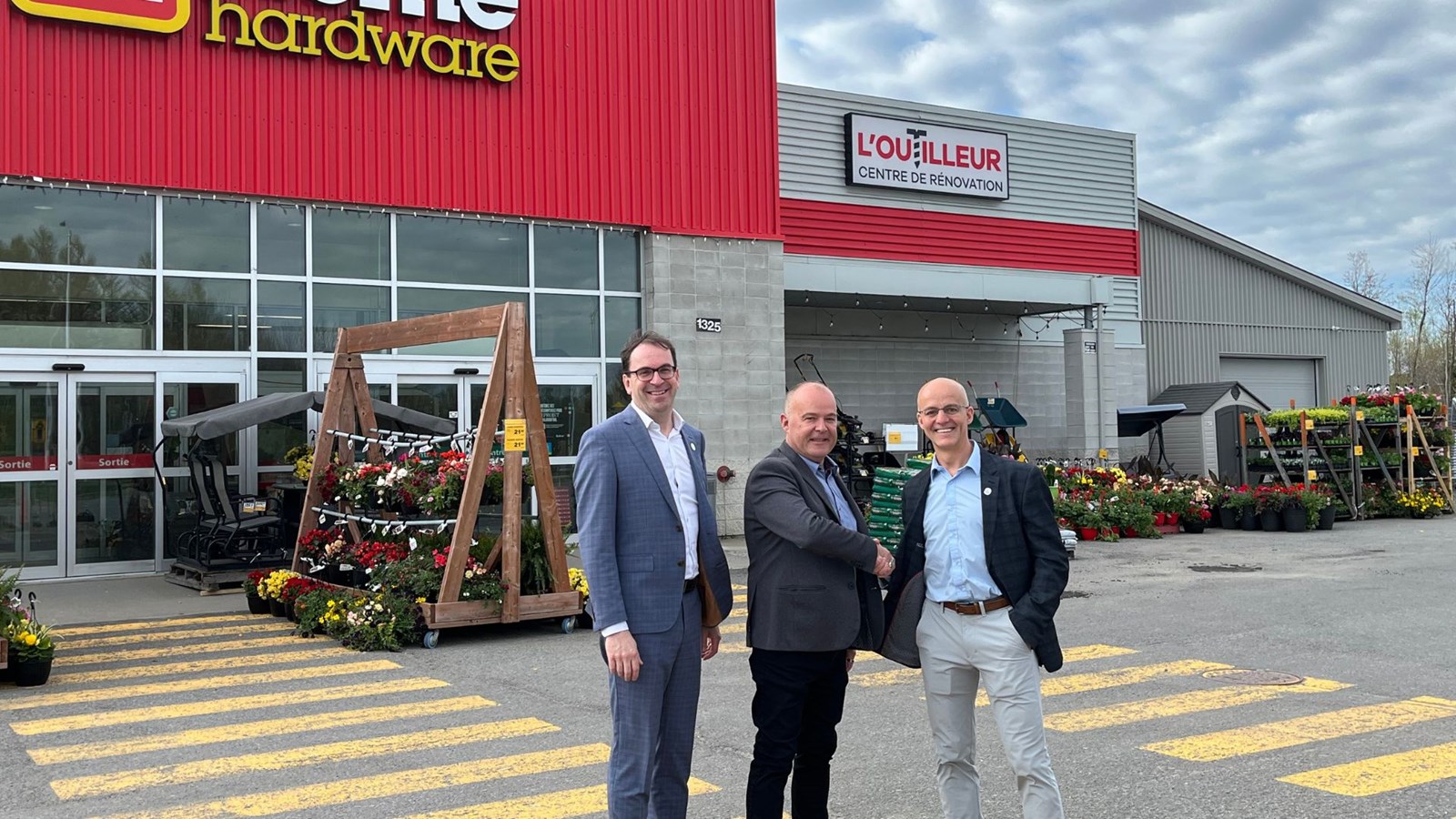 Au centre de la photo, le directeur général de L’Outilleur, Simon Plante, entouré du chef de la direction d’Avantis, Michel Delisle, et du président d’Avantis Coopérative, Frédéric Martineau.