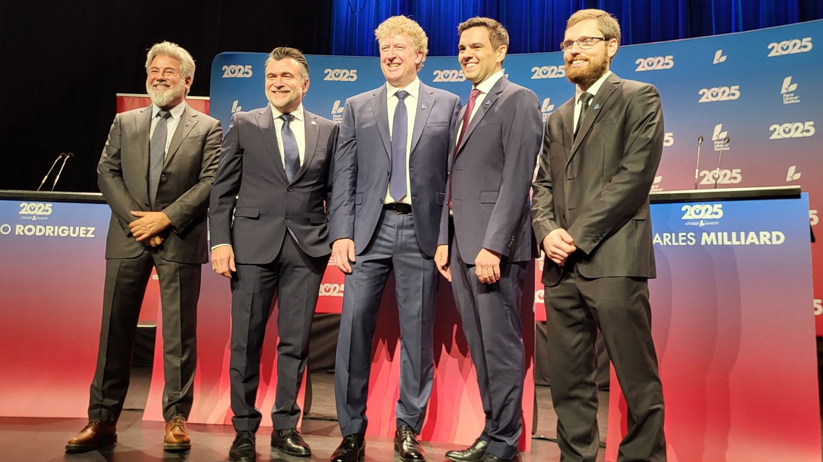 À l'extrême droite, le Beauceron Mario Roy, lors du débat de jeudi à l'Université Laval, en compagnie des quatre autres candidats qui veulent devenir chef du Parti libéral du Québec.