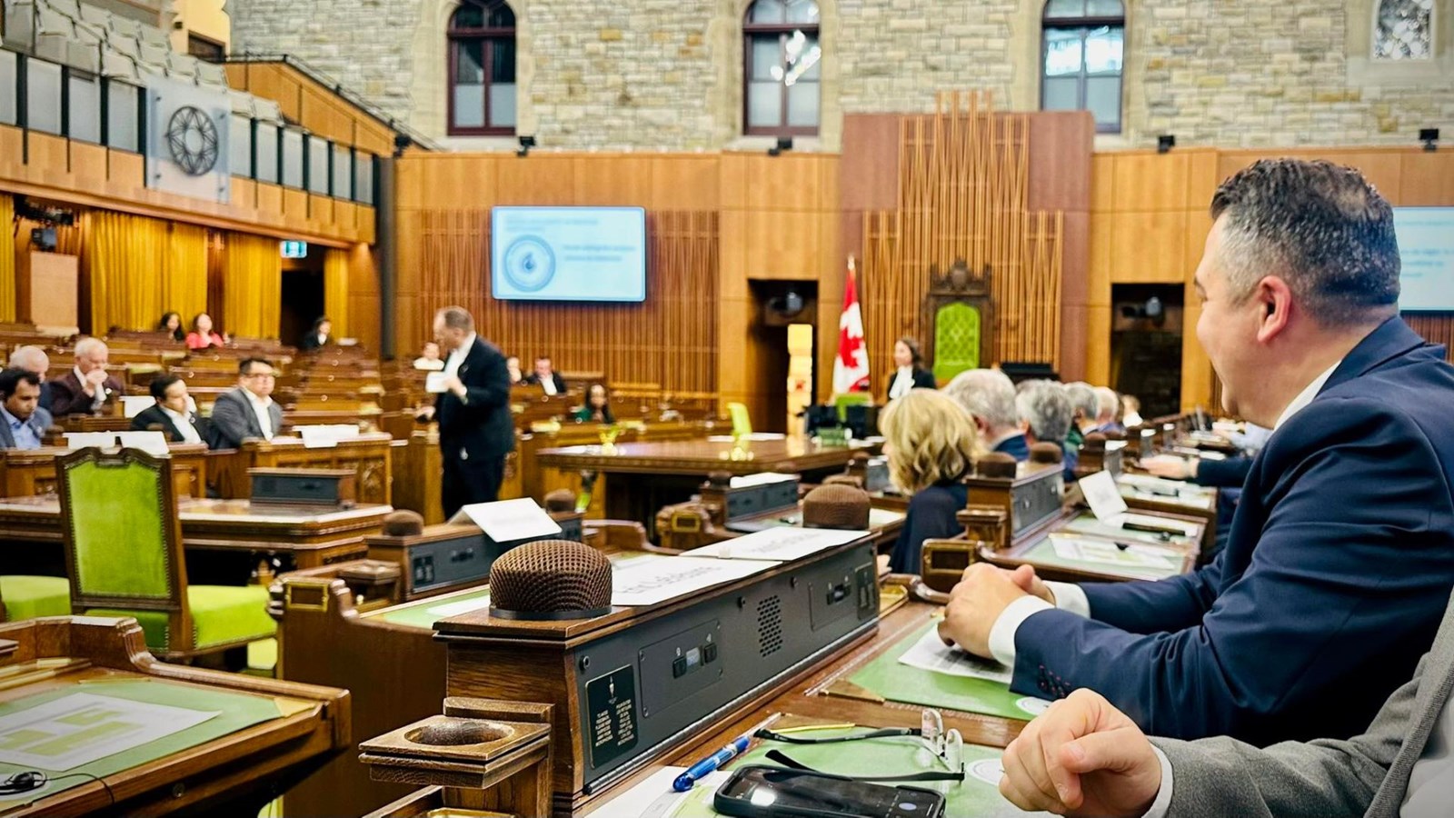 À droite, de profil, le député fédéral de Beauce, Jason Groleau, dans le siège qui lui a été assigné sur le plancher de la Chambre des communes à Ottawa. C'est demain, 23 mai, qu'il sera officiellement assermenté.