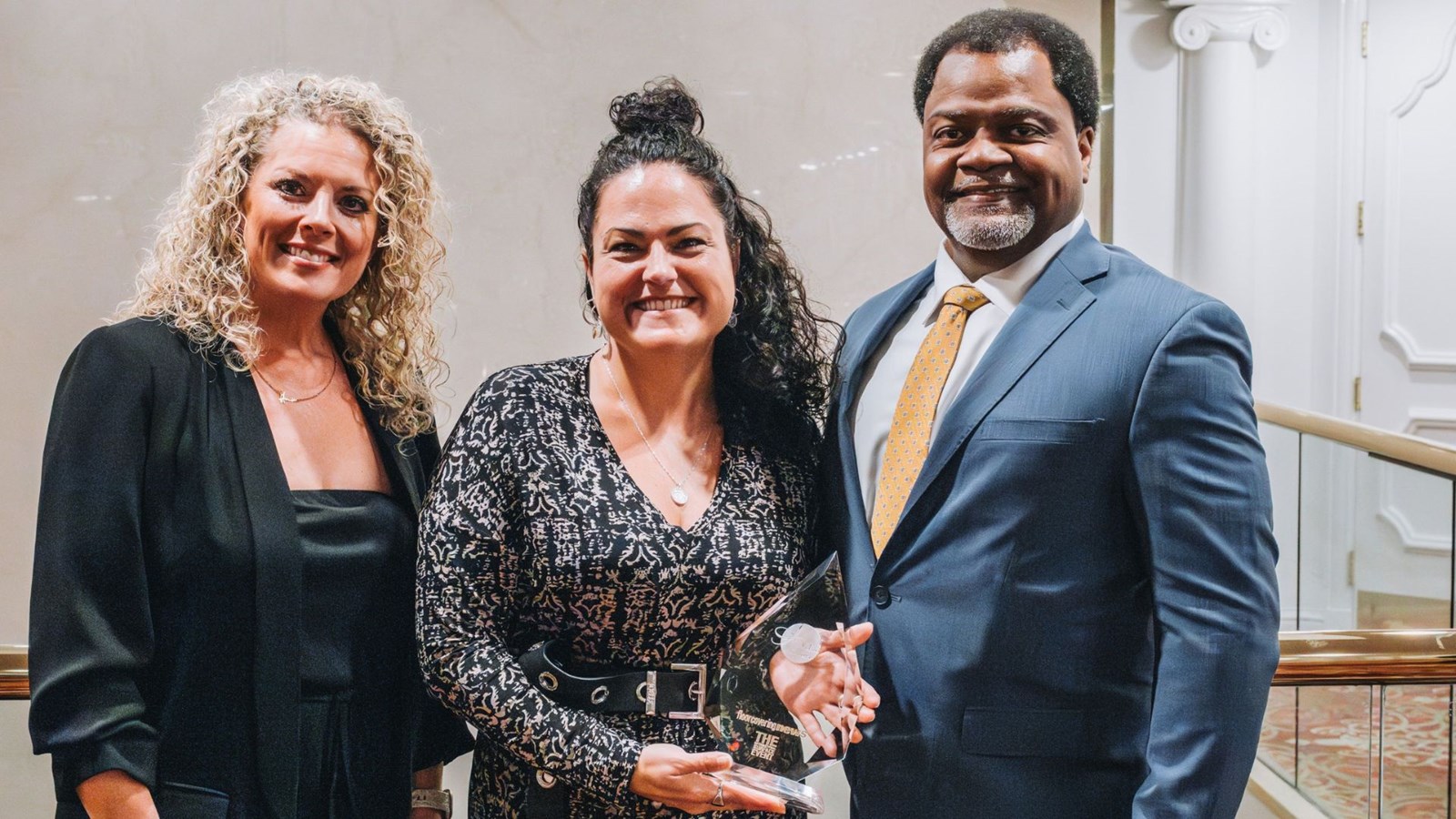 Au centre, Anne-Marie Quirion, chef des communications marketing chez Mirage, lors de la remise du prix, en compagnie d'Amie Gilmore, chez Informa Markets, ainsi que Reggie Tucker, du magazine Floor Covering News.
