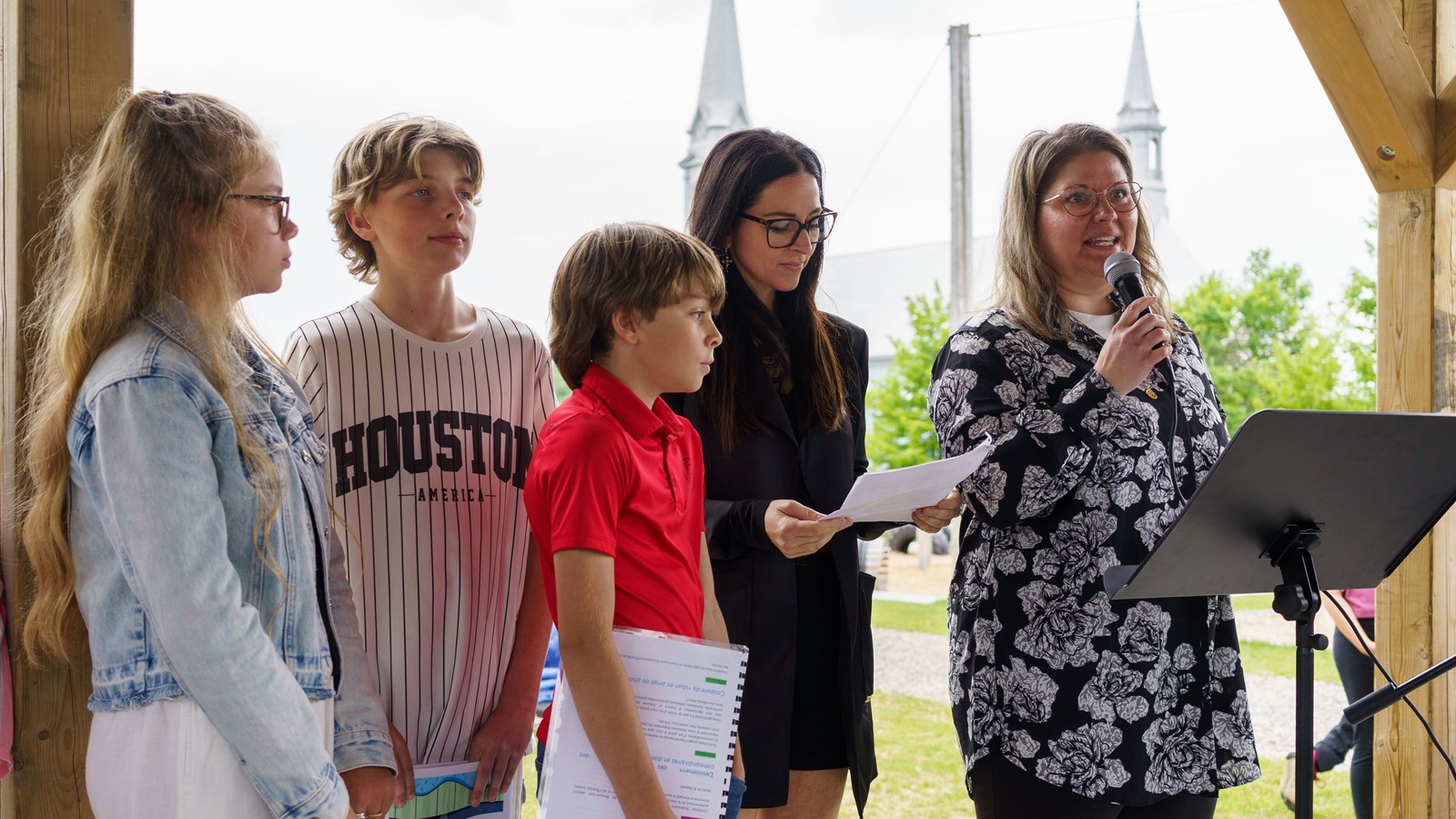 Milène Morin au micro, directrice actuelle de l'école