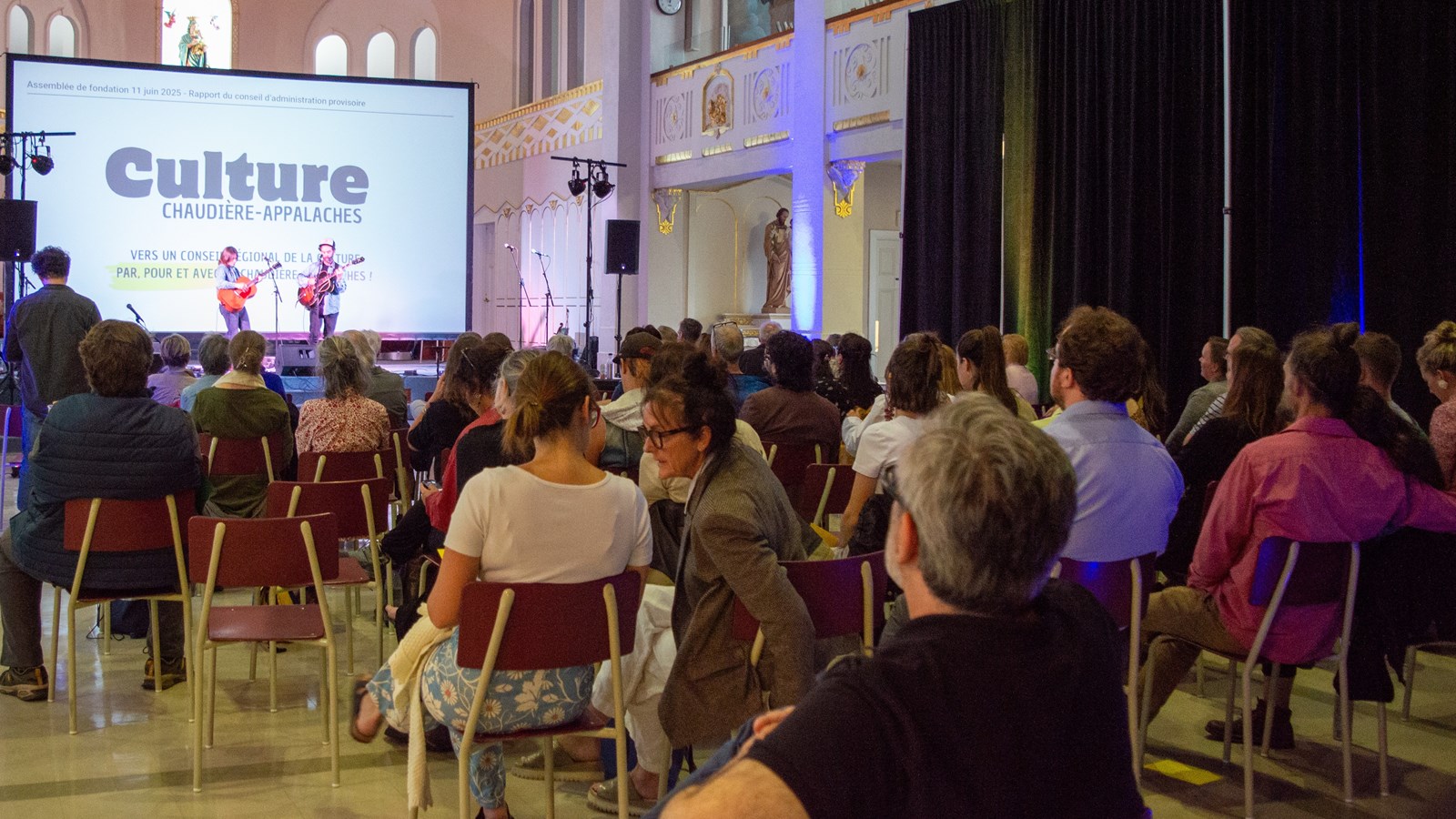 Les groupes Le Pont couvert et Pied Léger ont offert des prestations musicales lors de l'assemblée de fondation de Culture Chaudière-Appalaches, dans les nouveaux espaces temporaires de la Maison de la culture de Bellechasse à Saint-Damien-de-Buckland.