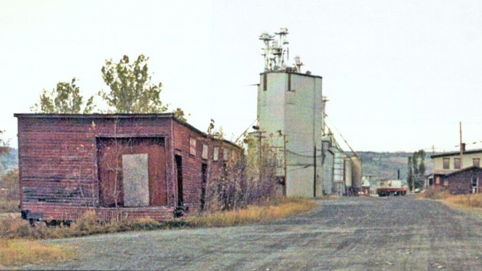 Le bâtiment rouge était appelé le «freight shed» (entrepôt de fret) de la gare, que l'on voit aux côtés des installations de la meunerie P.A Lessard.