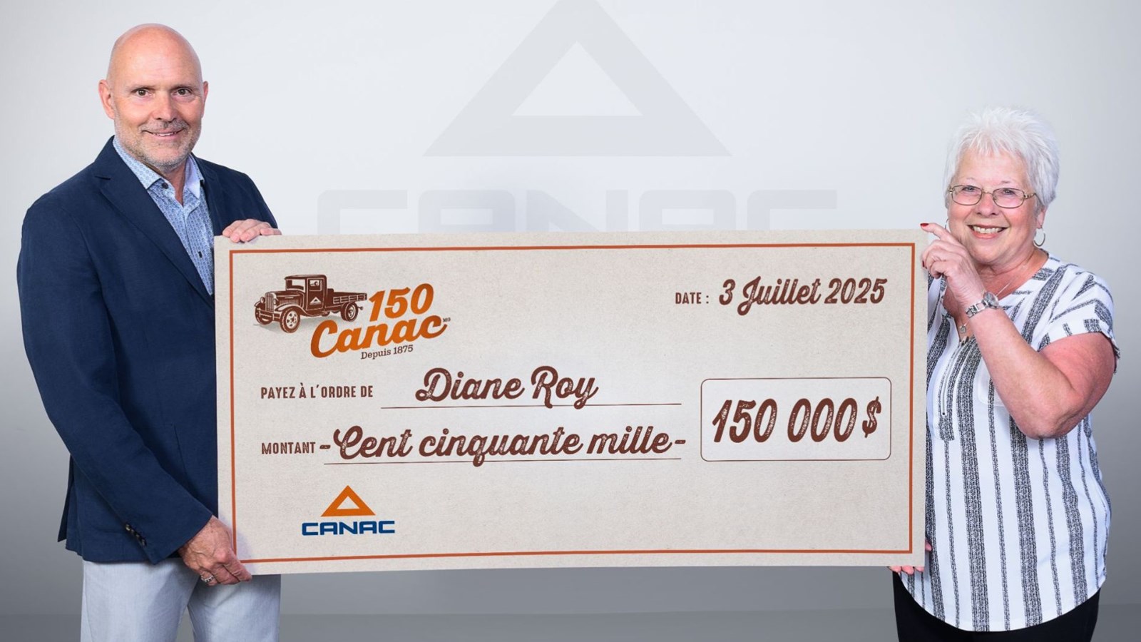 Martin Gamache, directeur général chez Canac et Diane Roy, la grande gagnante du prix de 150 000 $.