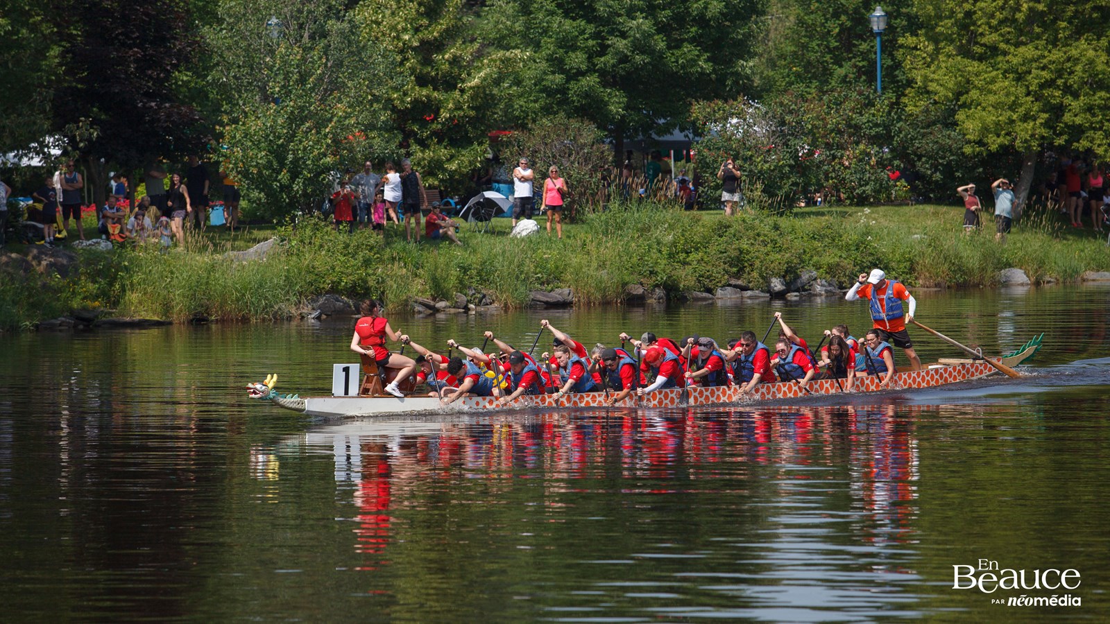 La course de bateaux-dragons a réuni 483 rameurs