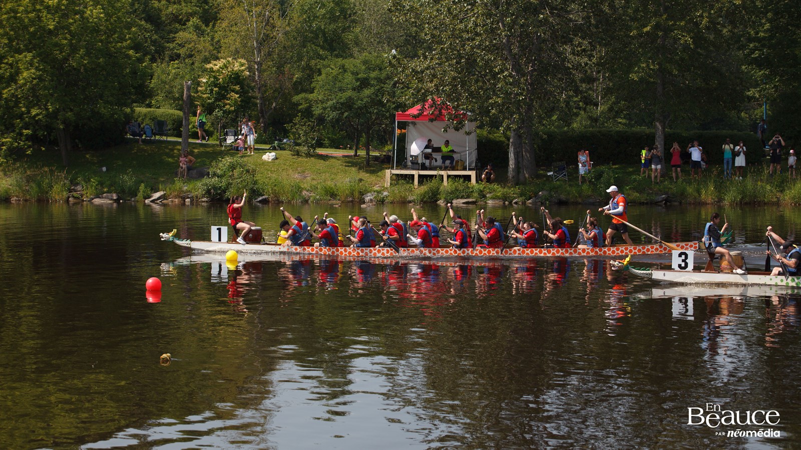 La course de bateaux-dragons a réuni 483 rameurs