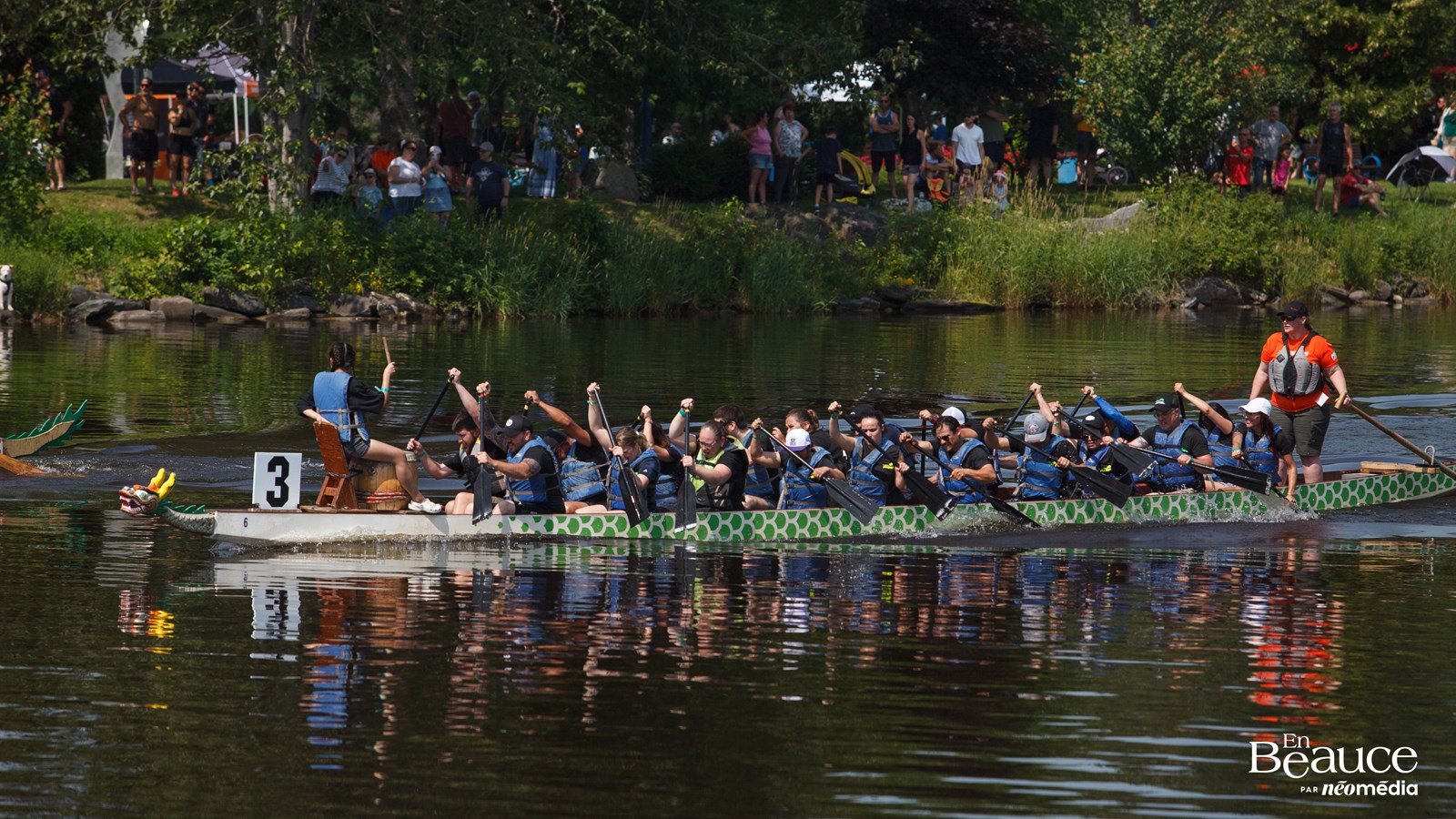 La course de bateaux-dragons a réuni 483 rameurs