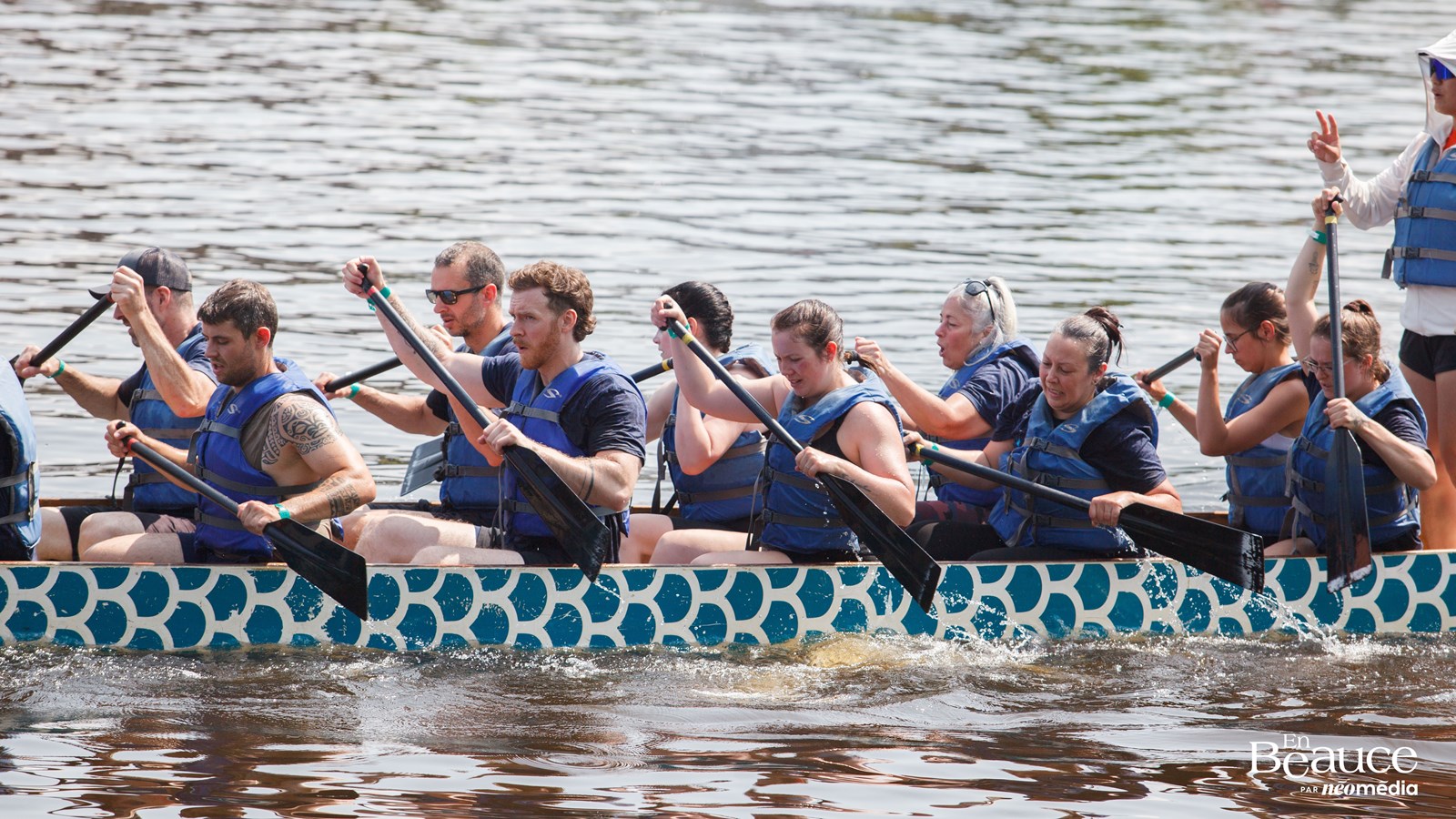 La course de bateaux-dragons a réuni 483 rameurs