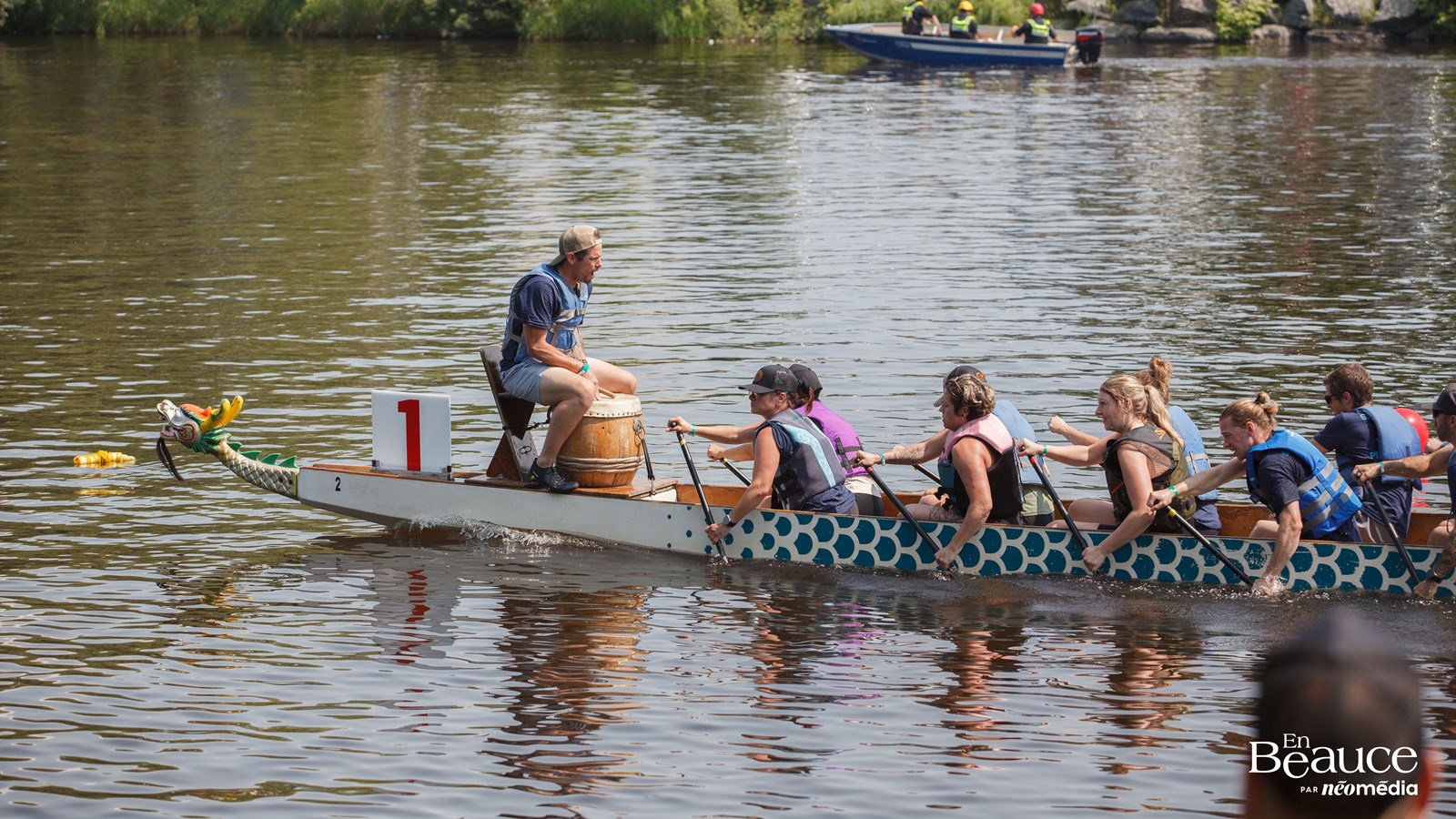 La course de bateaux-dragons a réuni 483 rameurs