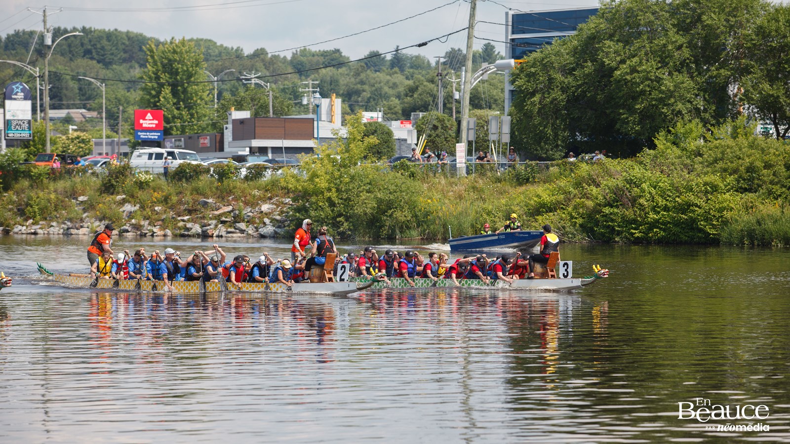 La course de bateaux-dragons a réuni 483 rameurs
